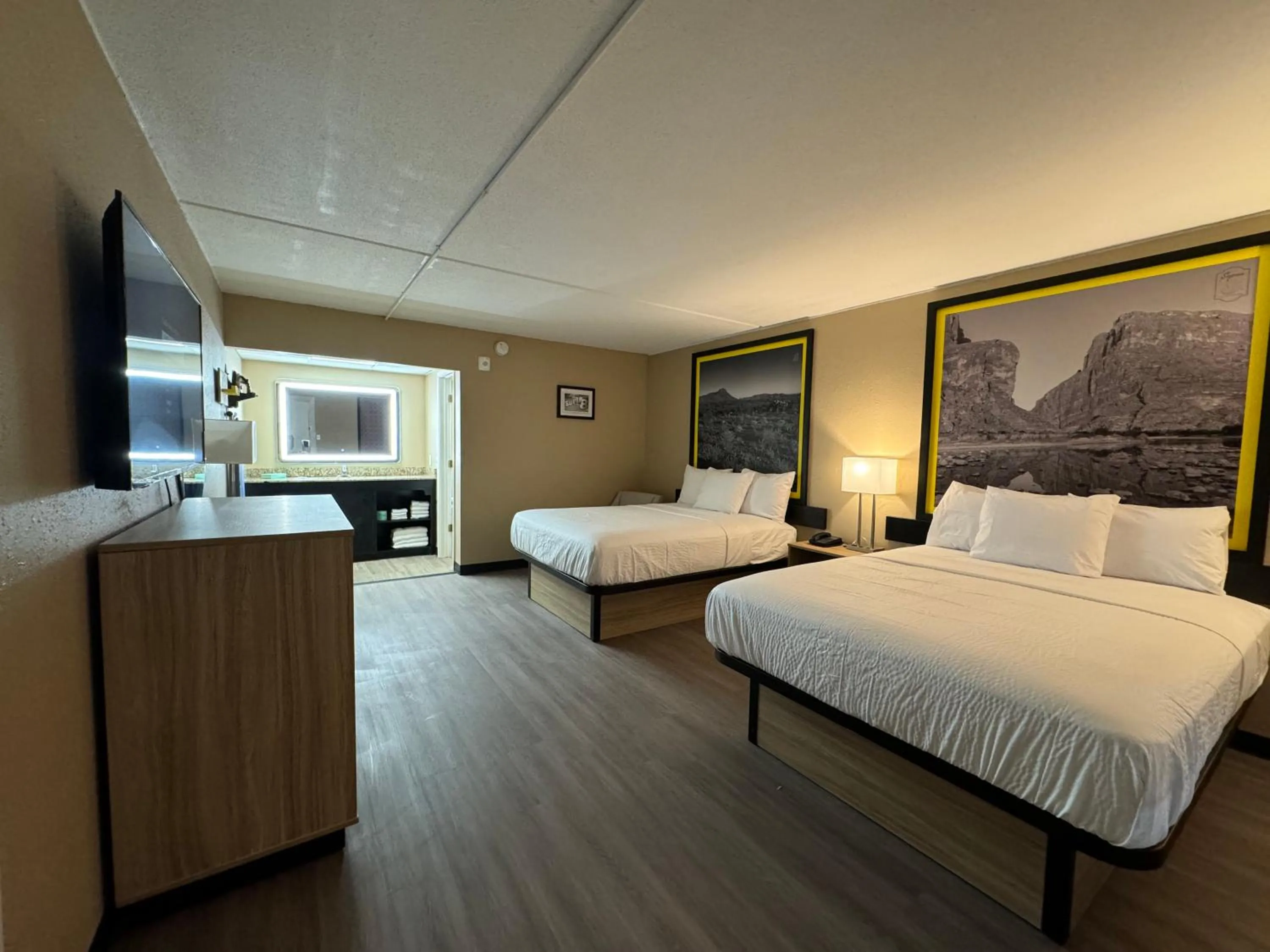 Photo of the whole room, Bed in Super 8 by Wyndham Corpus Christi Airport