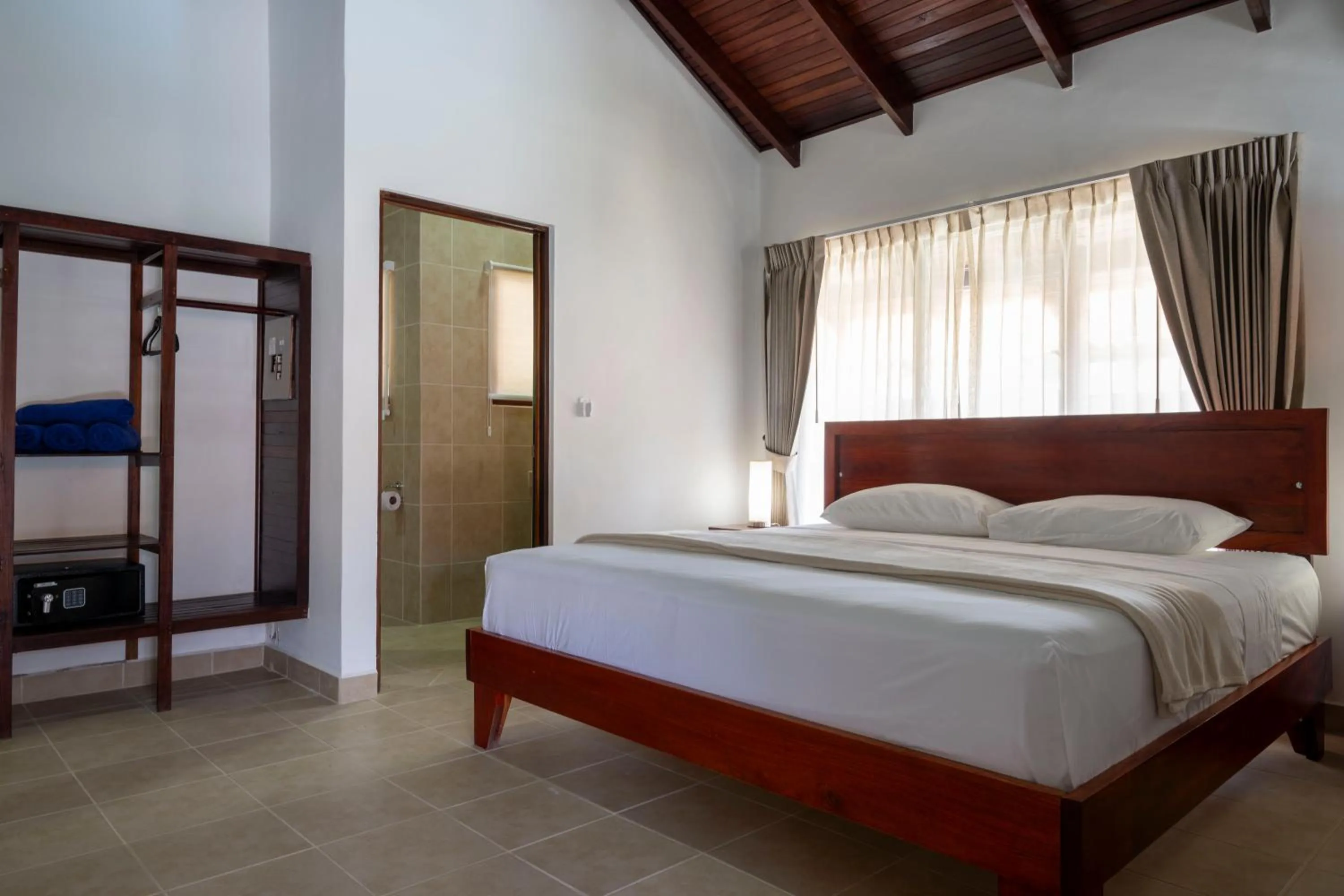 Bedroom, Bed in Fuego del Sol Beachfront Hotel
