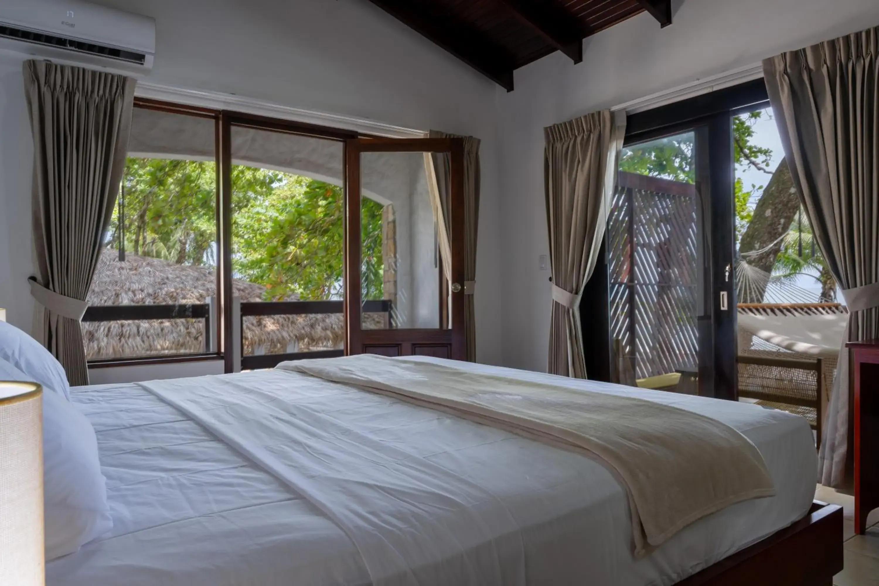 Deluxe Ocean Front 1 Queen Bed + 1 Twin Bed in Fuego del Sol Beachfront Hotel Deluxe Ocean Front 1 Queen Bed + 1 Twin Bed in Fuego del Sol Beachfront Hotel