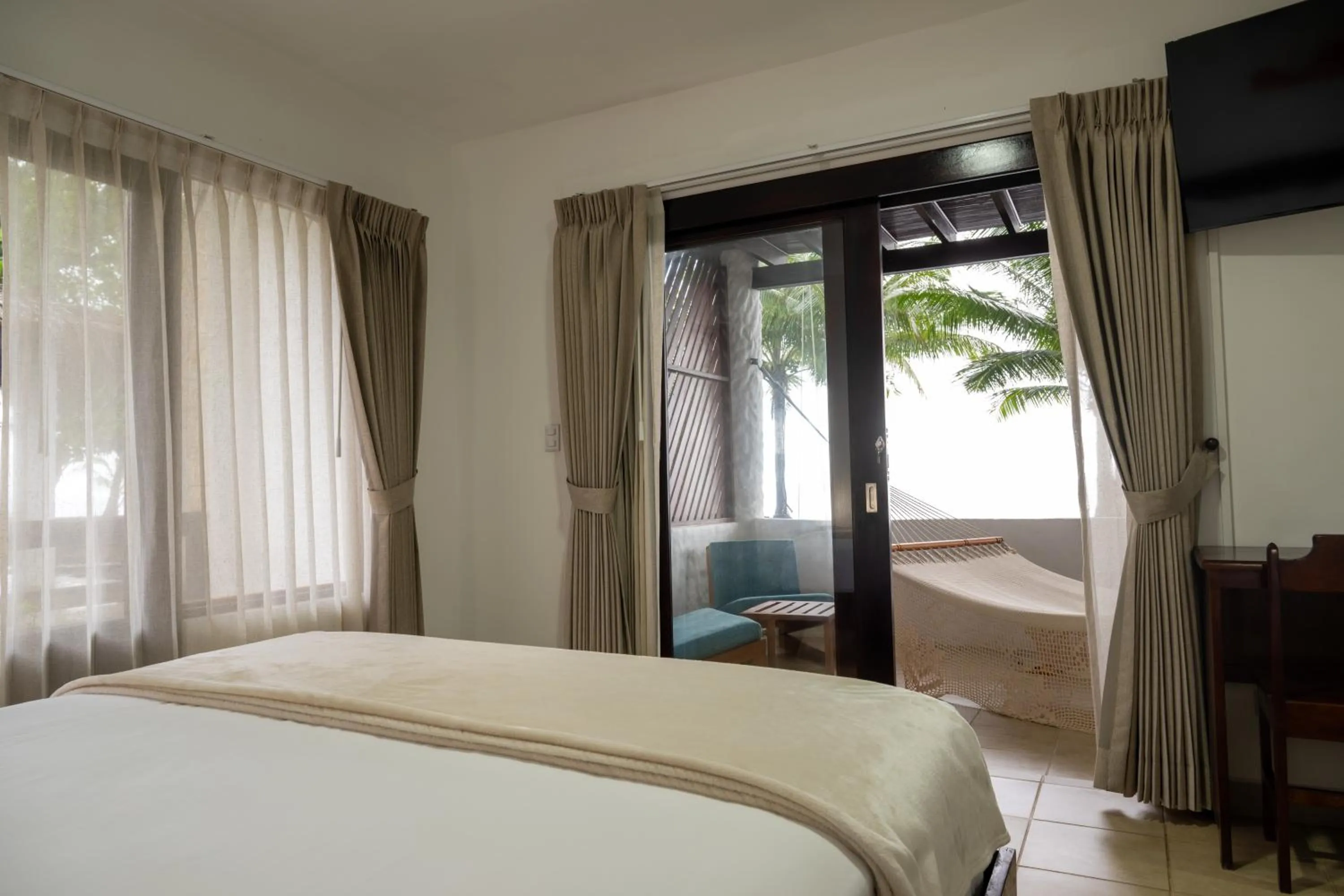 Bed in Fuego del Sol Beachfront Hotel