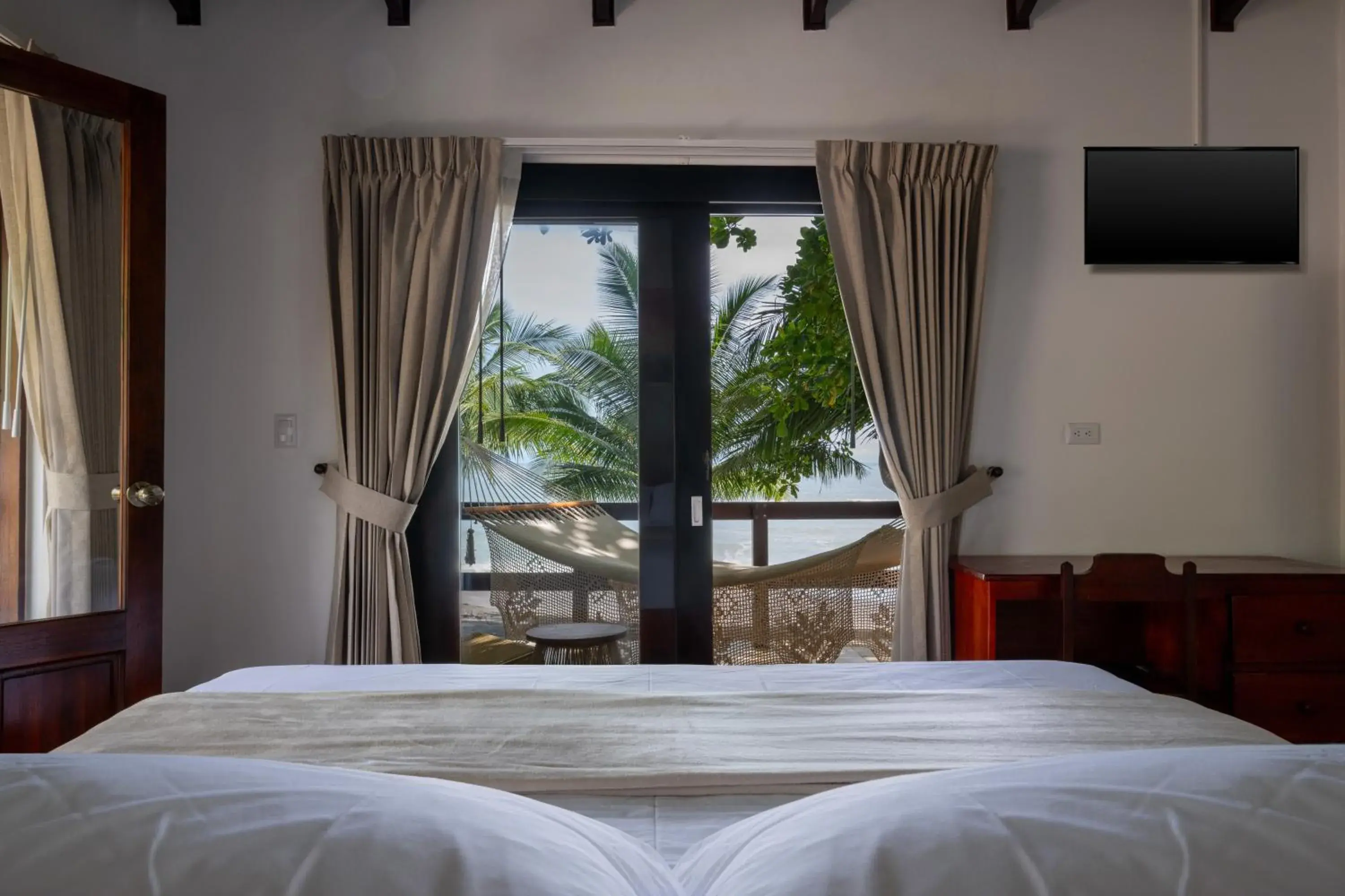 Deluxe Ocean Front 1 King Bed in Fuego del Sol Beachfront Hotel Deluxe Ocean Front 1 King Bed in Fuego del Sol Beachfront Hotel