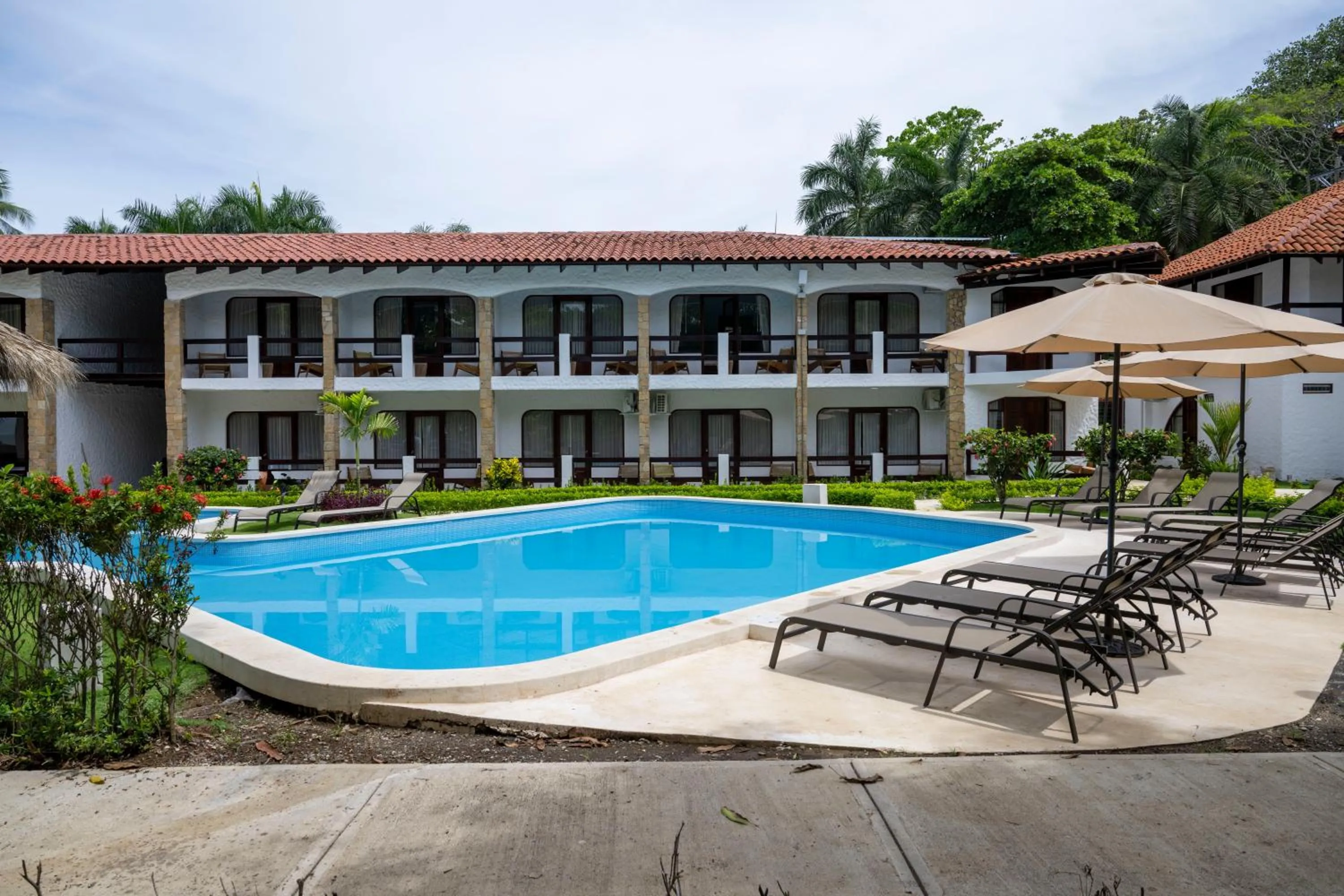 Swimming pool in Fuego del Sol Beachfront Hotel
