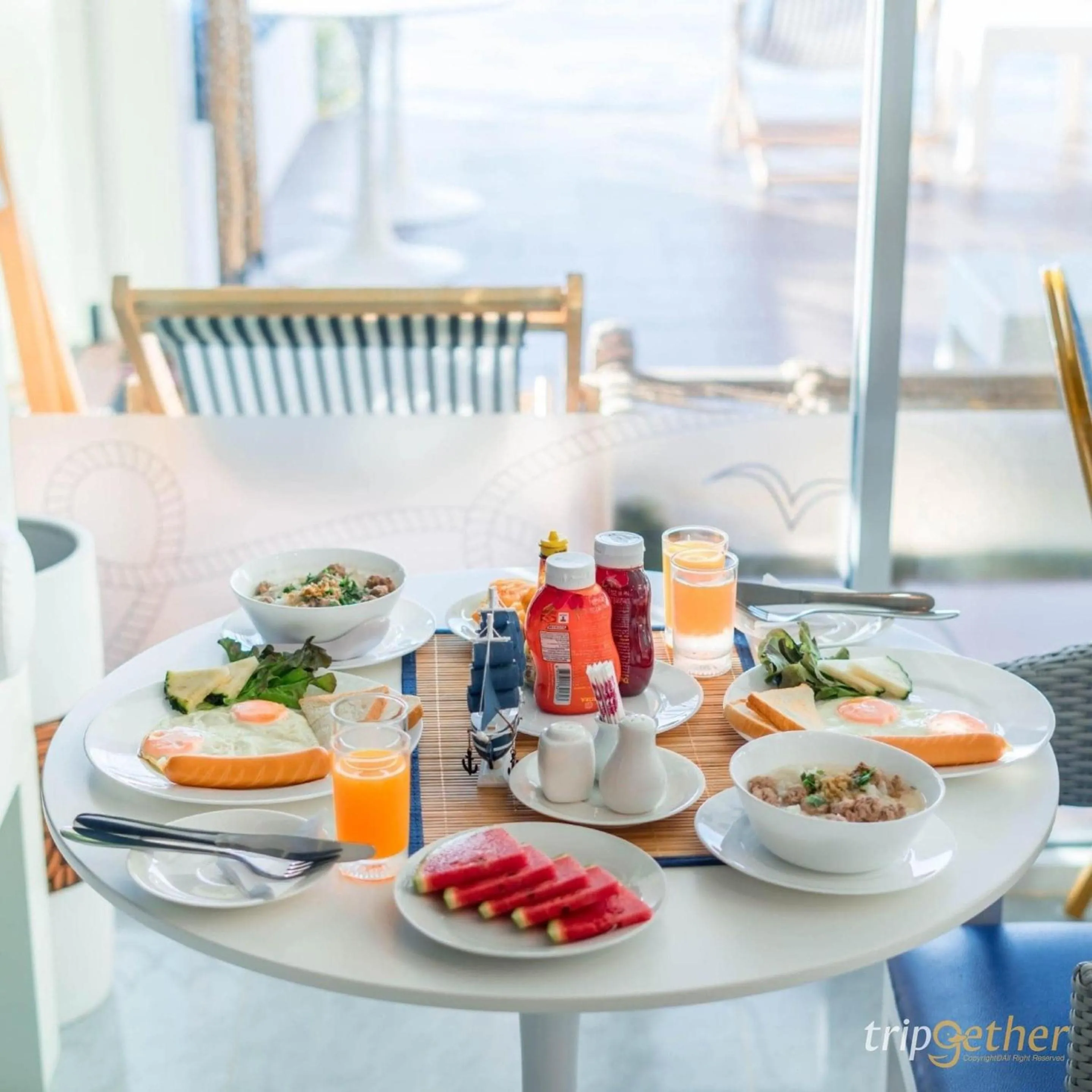 Food and drinks in Baan Sailboat Beach Kohlarn