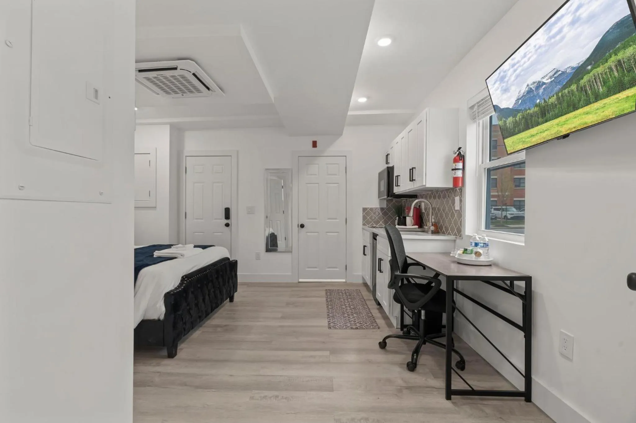 Photo of the whole room in New Season Royals, Airport West