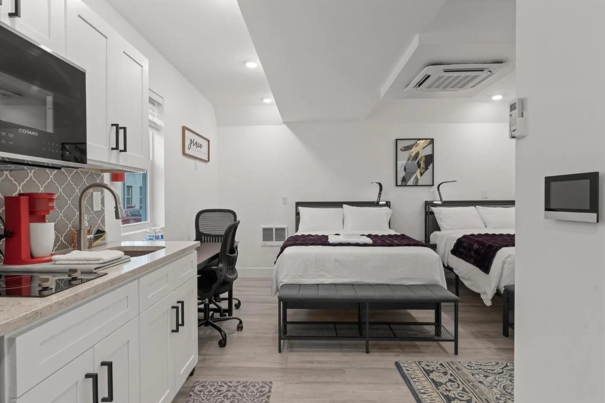 Photo of the whole room, Bed in New Season Royals, Airport West