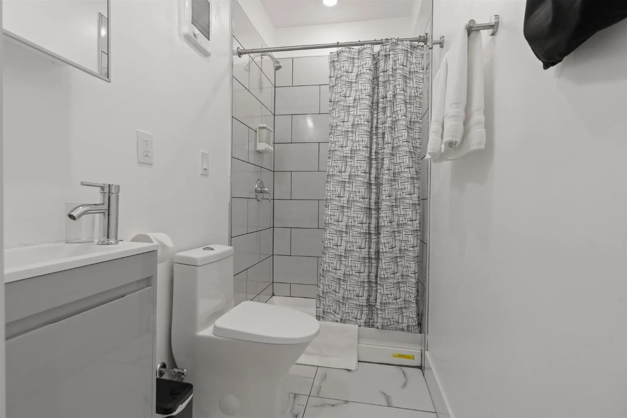 Bathroom in New Season Royals, Airport West