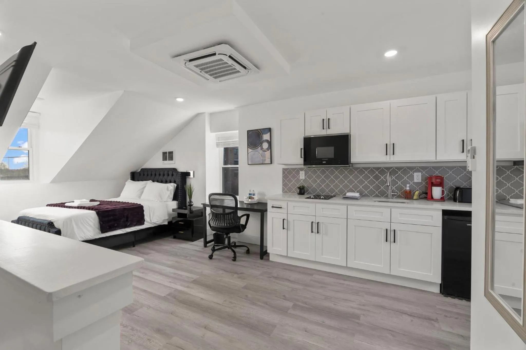 Photo of the whole room in New Season Royals, Airport West