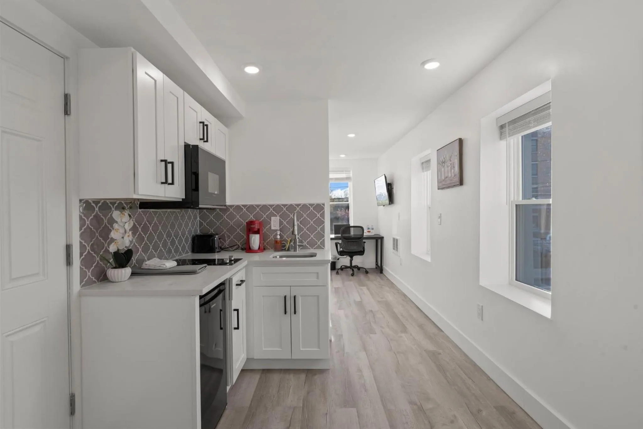 Kitchen or kitchenette in New Season Royals, Airport West