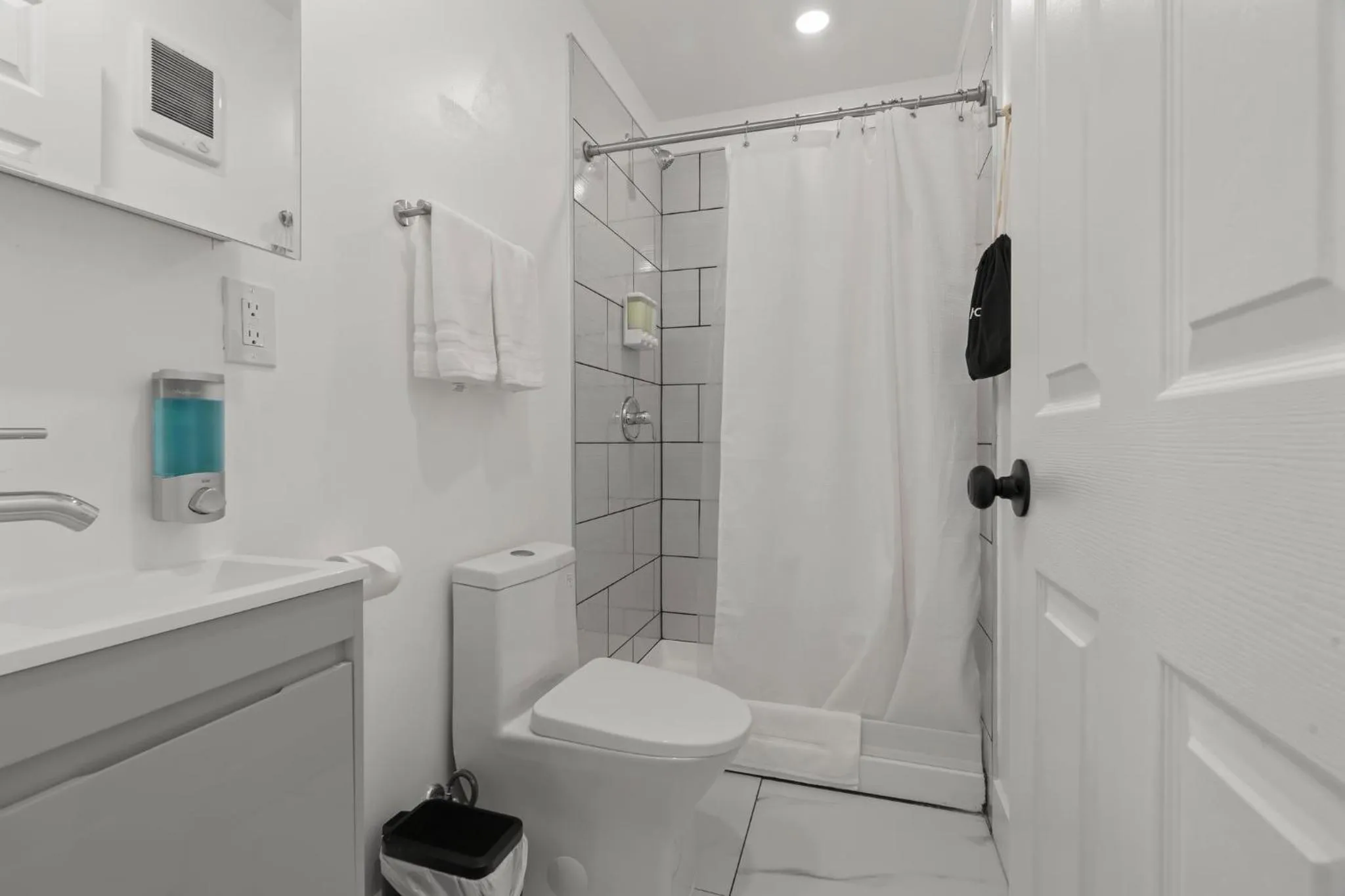 Bathroom in New Season Royals, Airport West