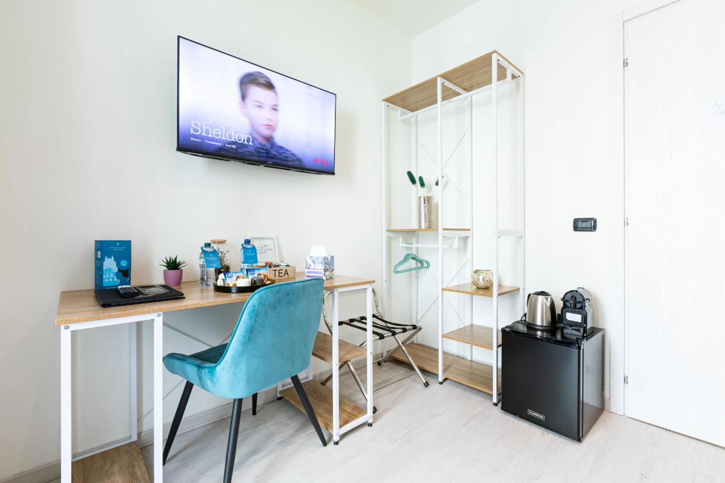 TV and multimedia, TV/Entertainment Center in B&b Too Cute 2b Str8