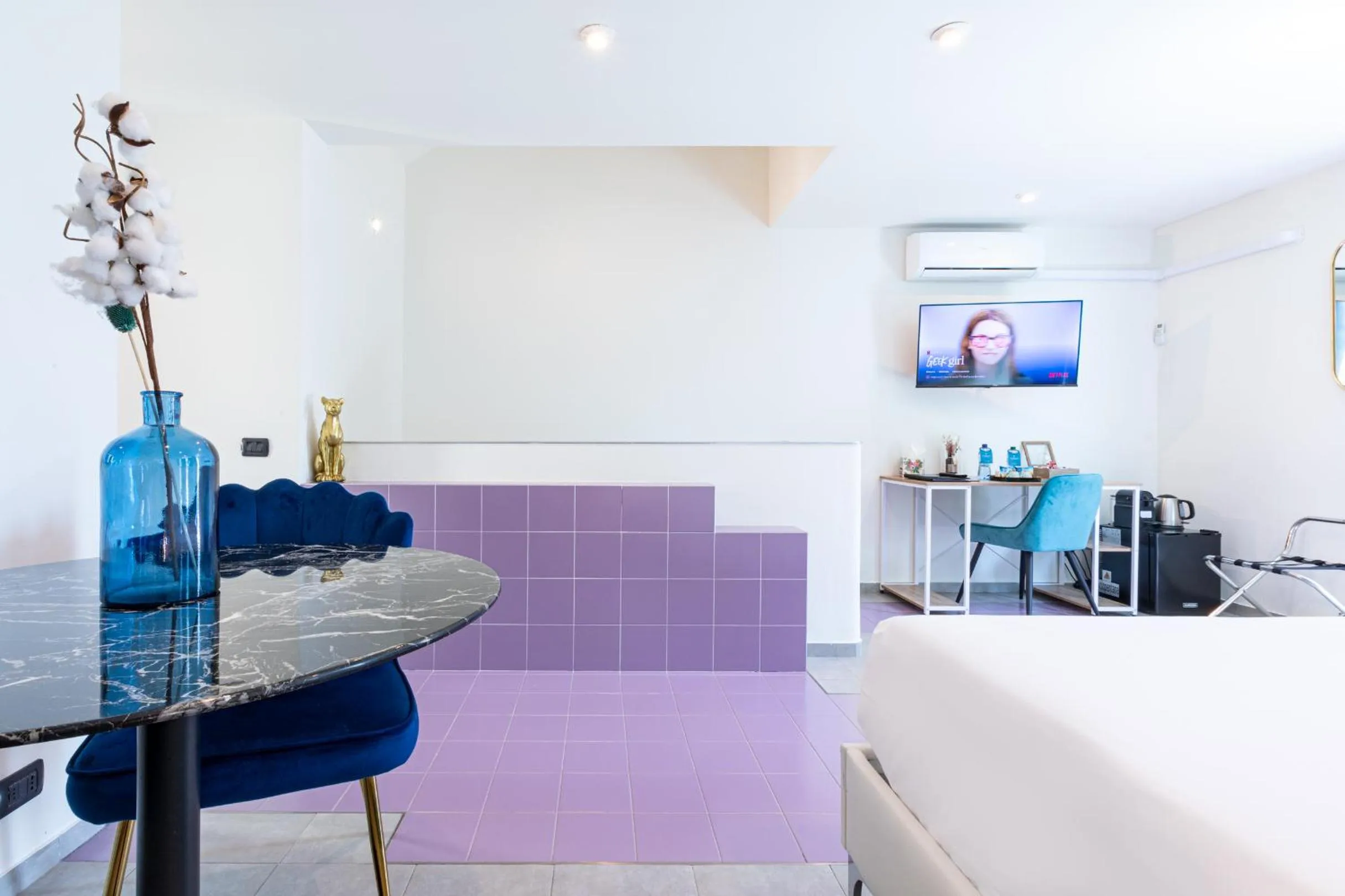 TV and multimedia in B&b Too Cute 2b Str8