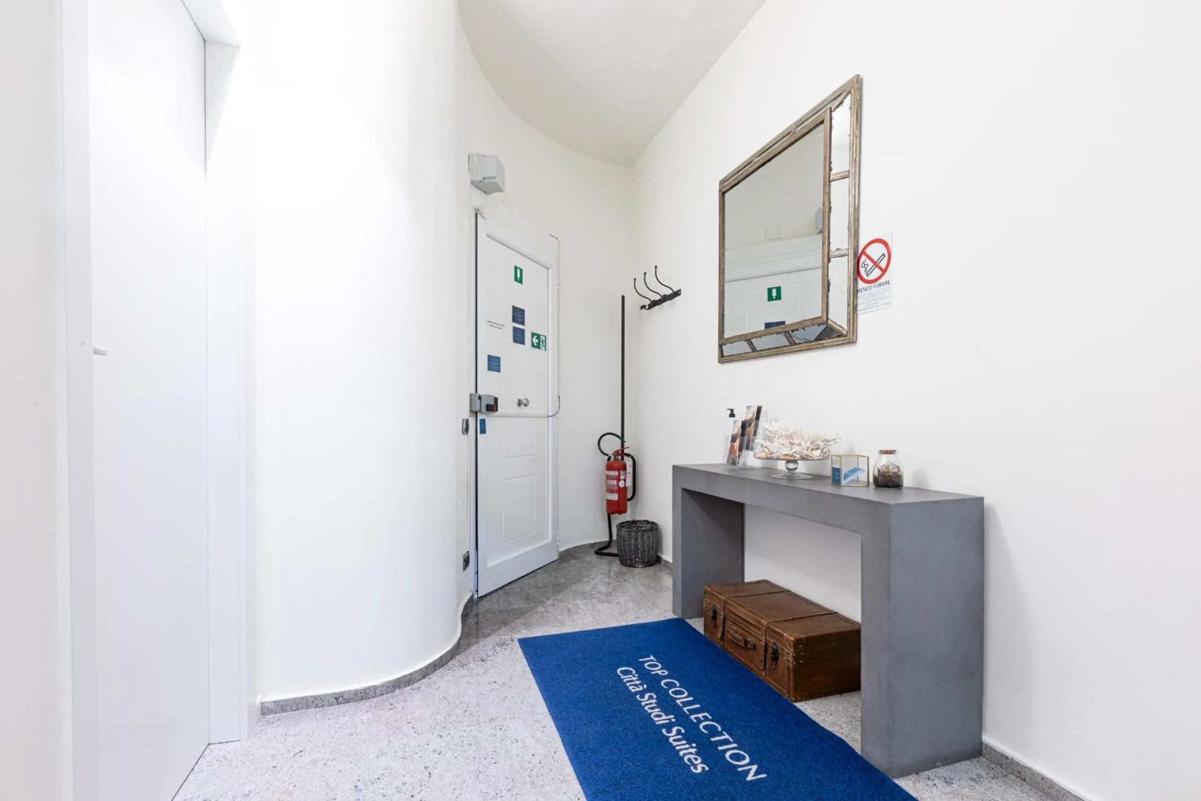 Facade/entrance, TV/Entertainment Center in B&b Too Cute 2b Str8