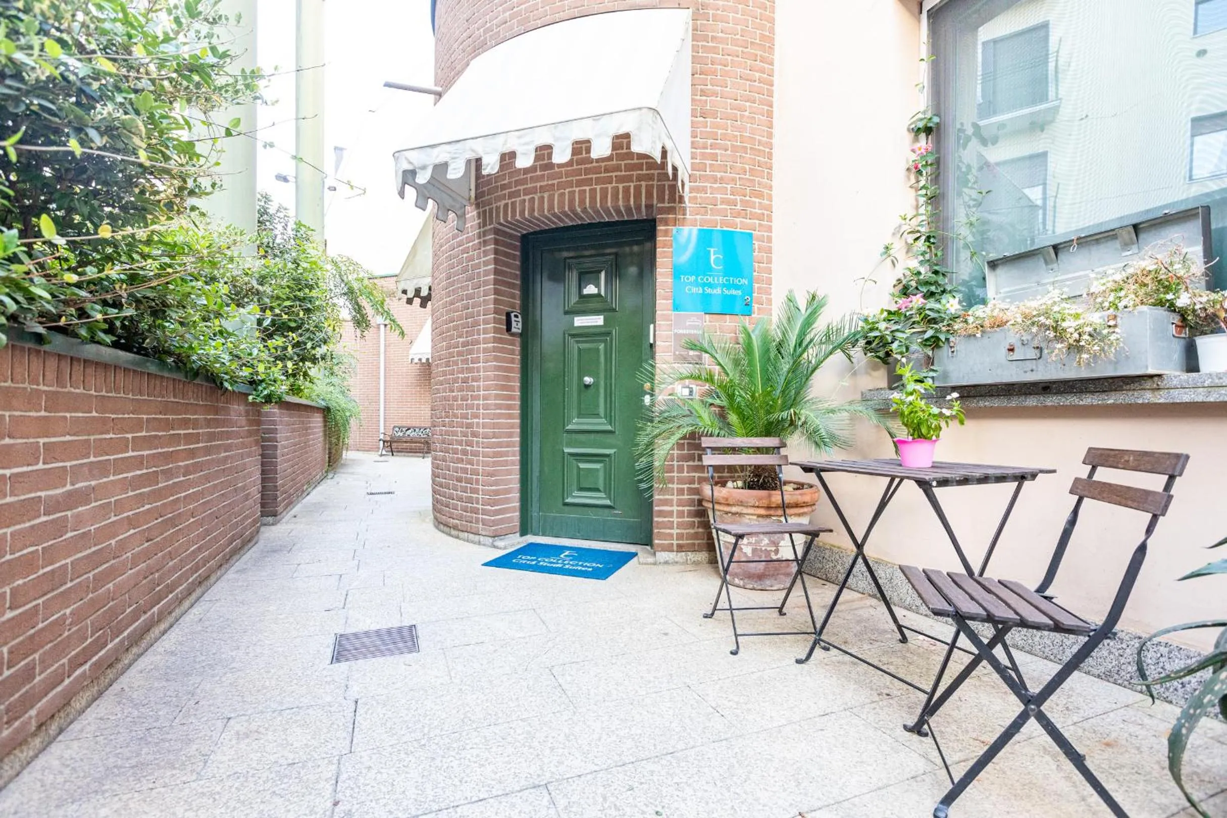 Property building in B&b Too Cute 2b Str8