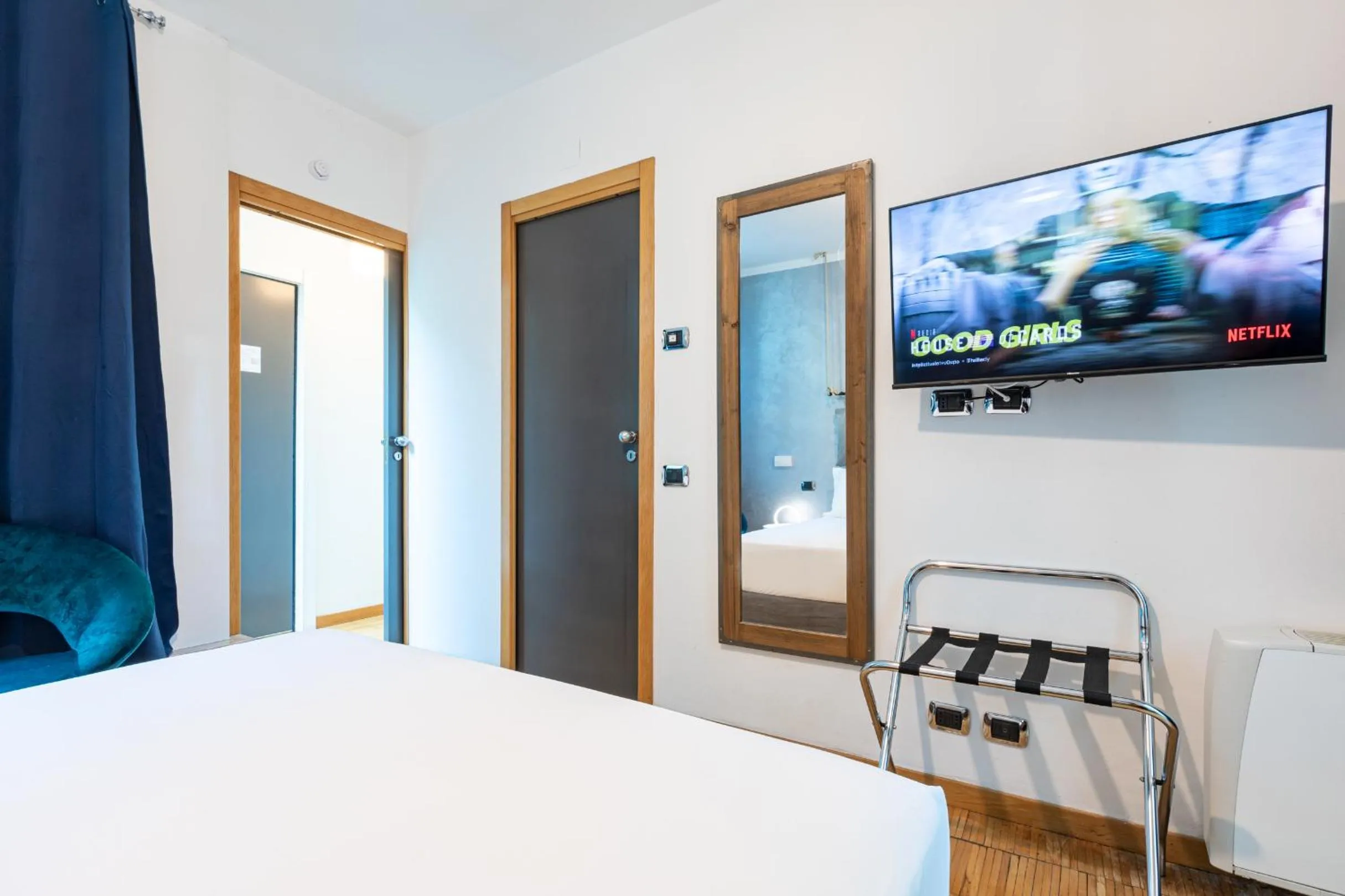 Bed, TV/Entertainment Center in B&b Too Cute 2b Str8