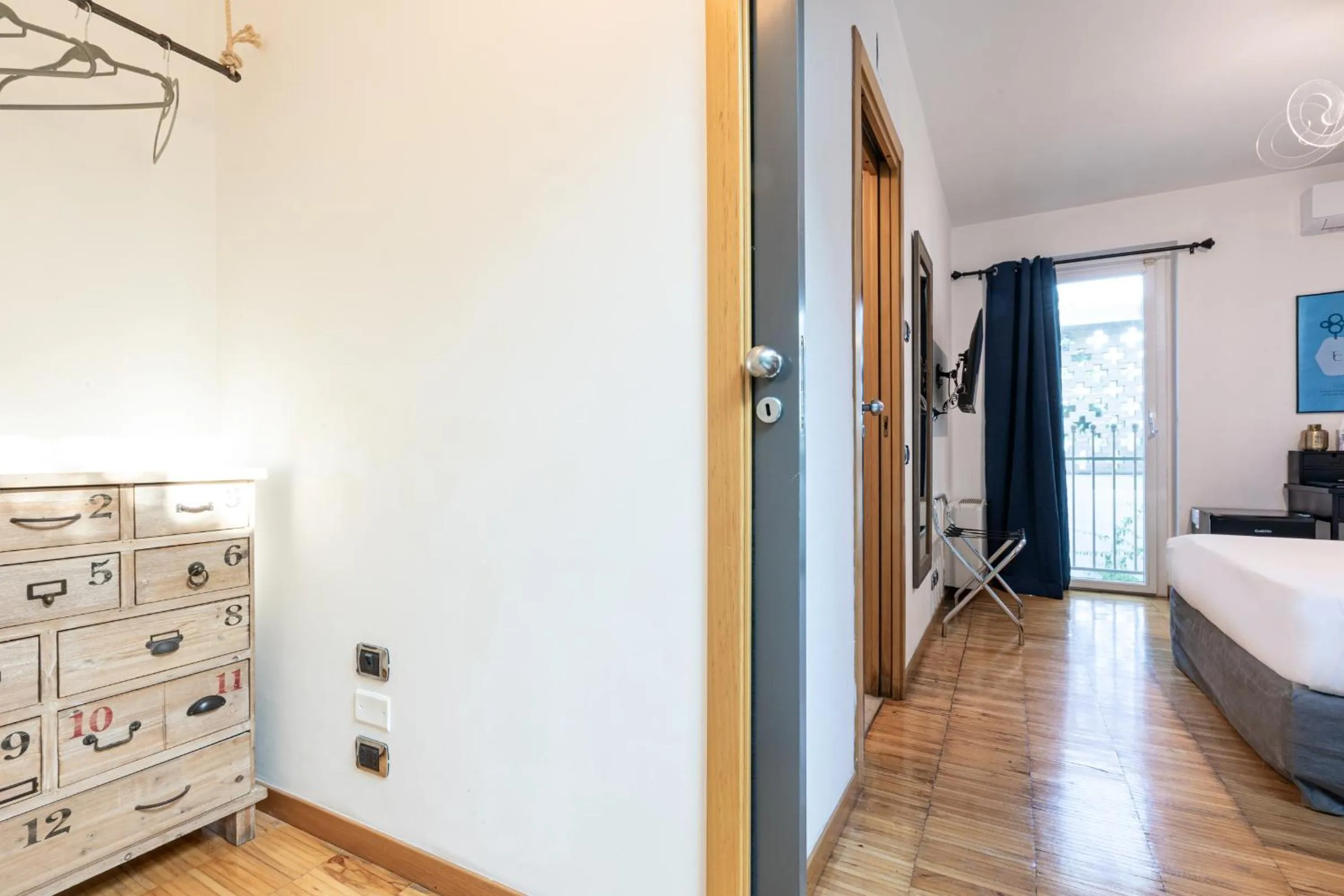 Bed, TV/Entertainment Center in B&b Too Cute 2b Str8