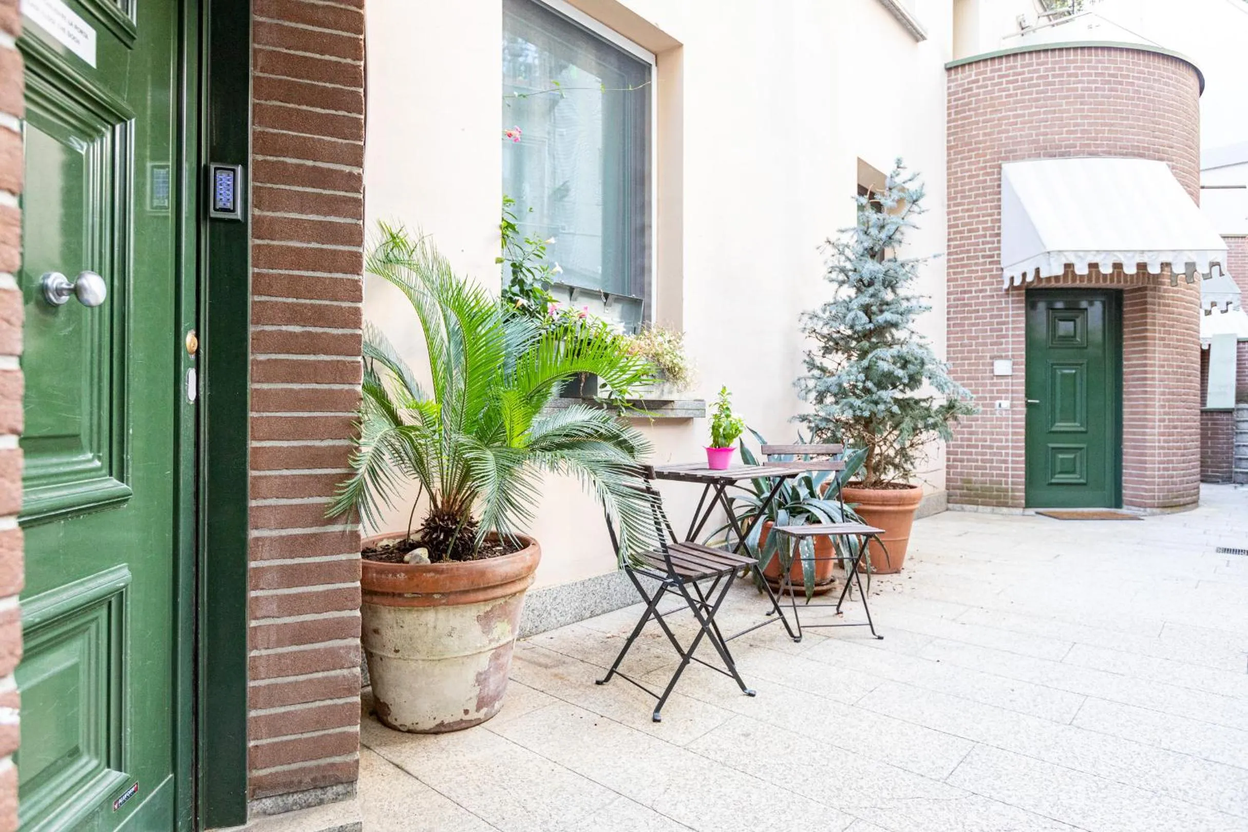 Property building in B&b Too Cute 2b Str8