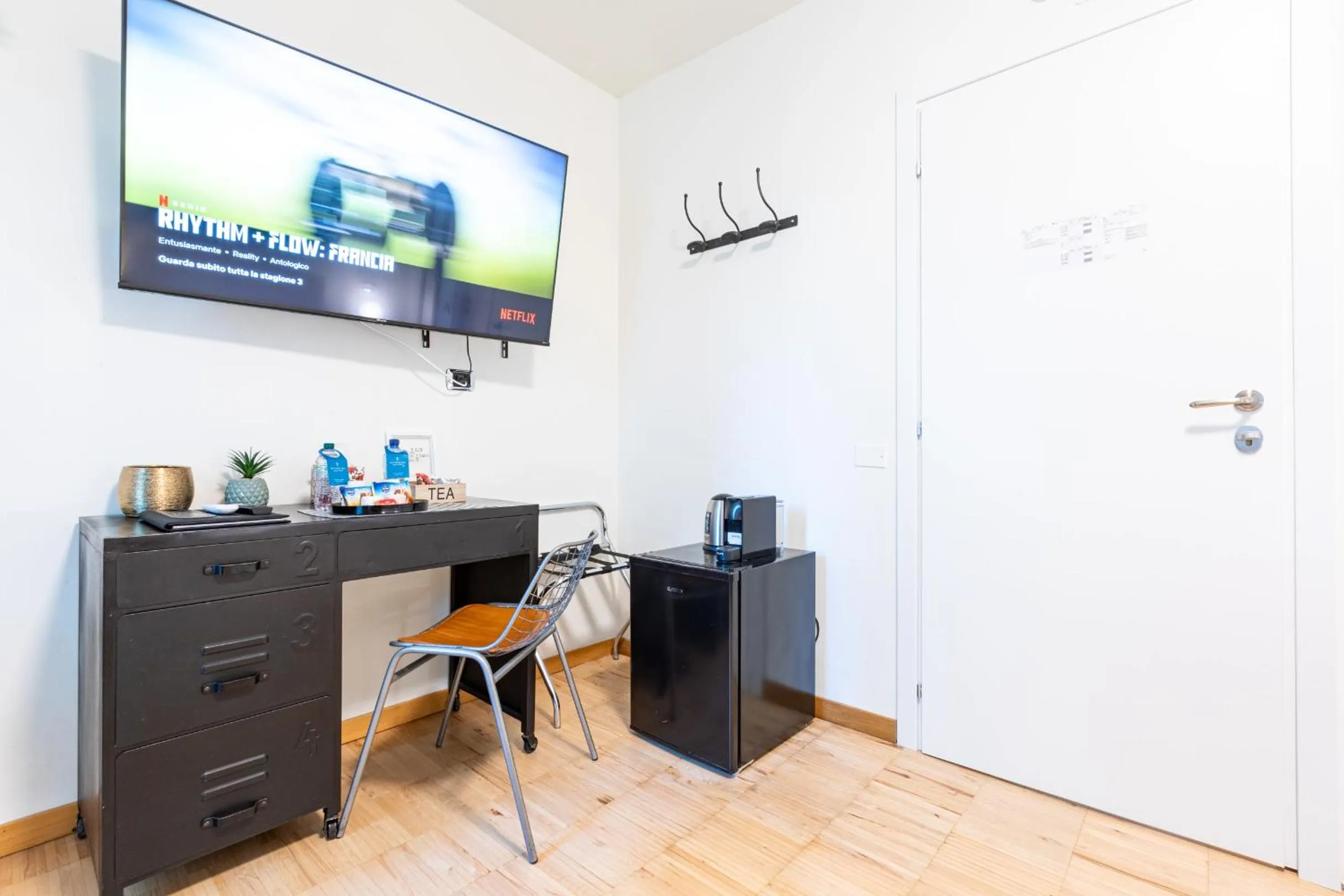 TV and multimedia, TV/Entertainment Center in B&b Too Cute 2b Str8