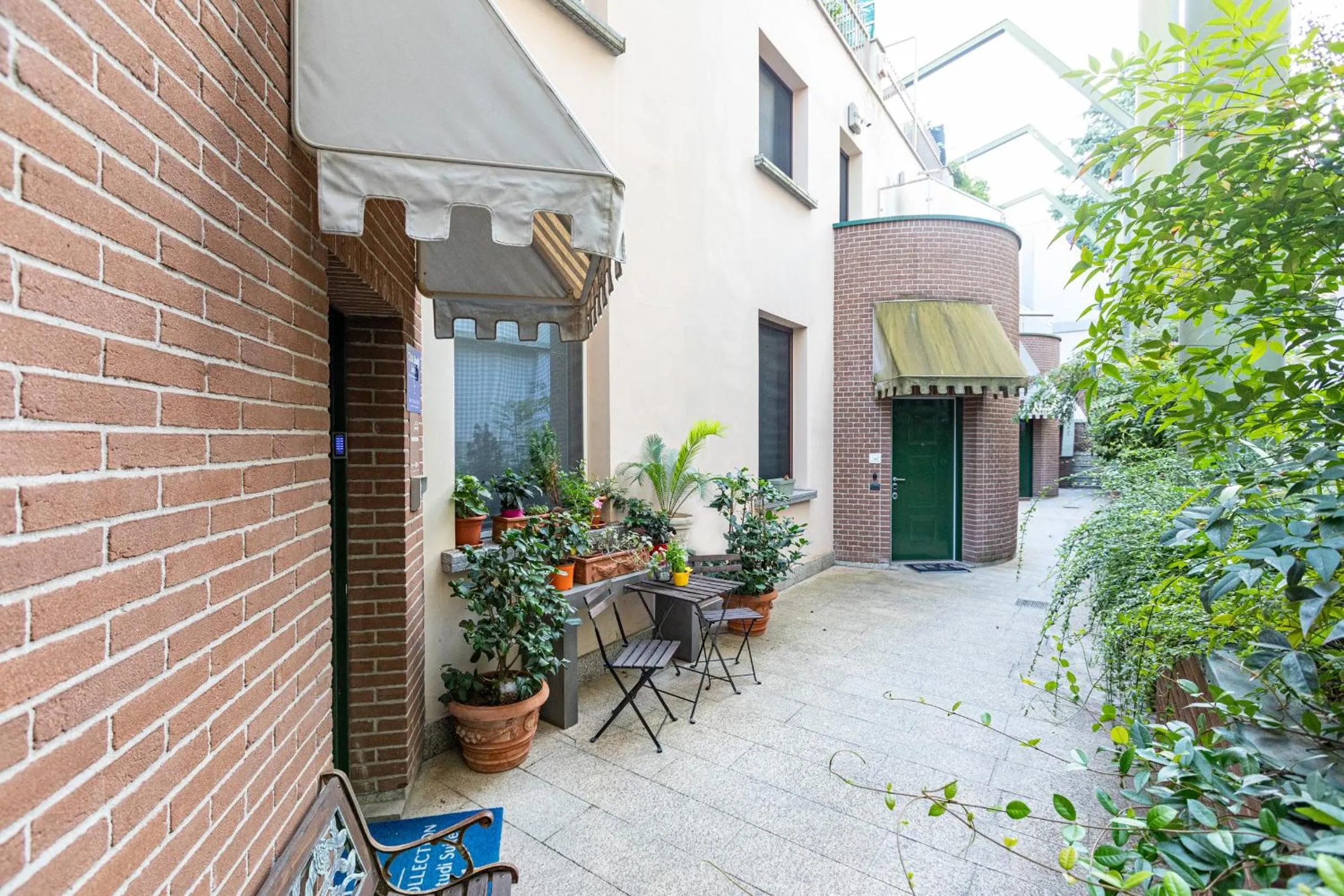 Property building in B&b Too Cute 2b Str8