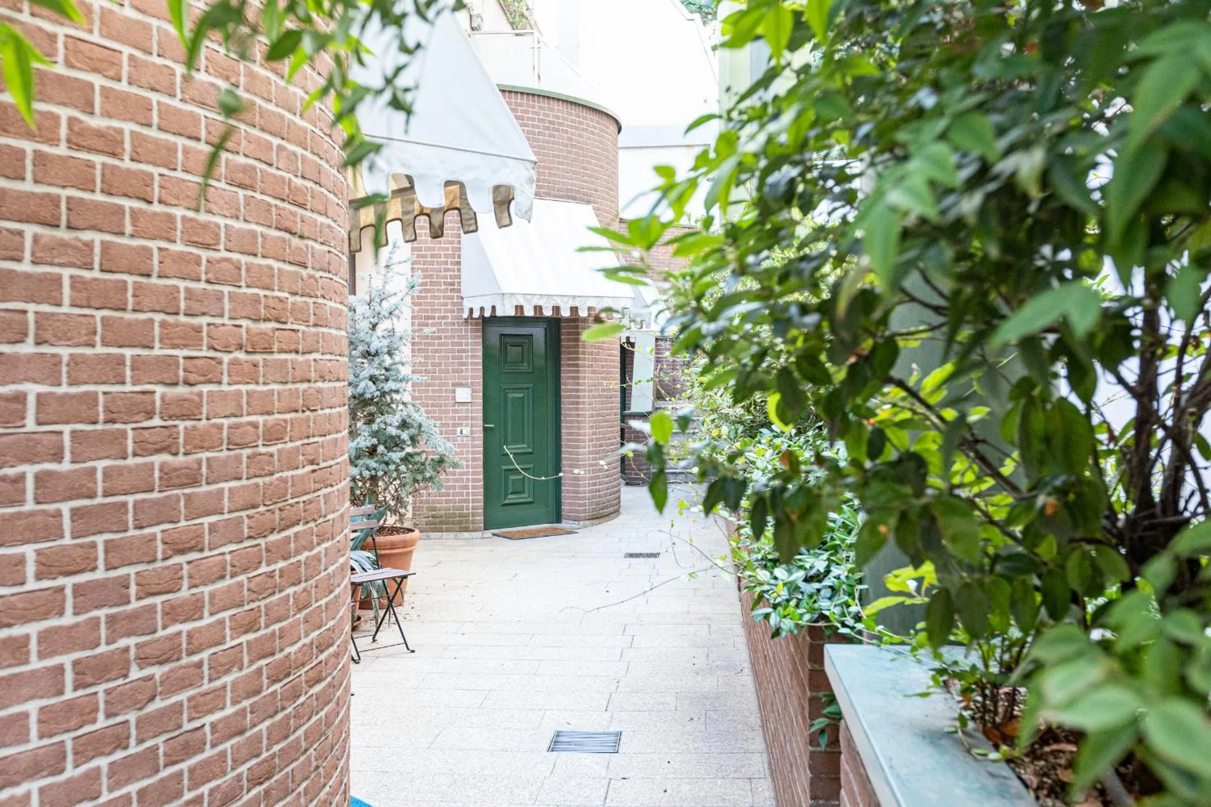 Property building in B&b Too Cute 2b Str8