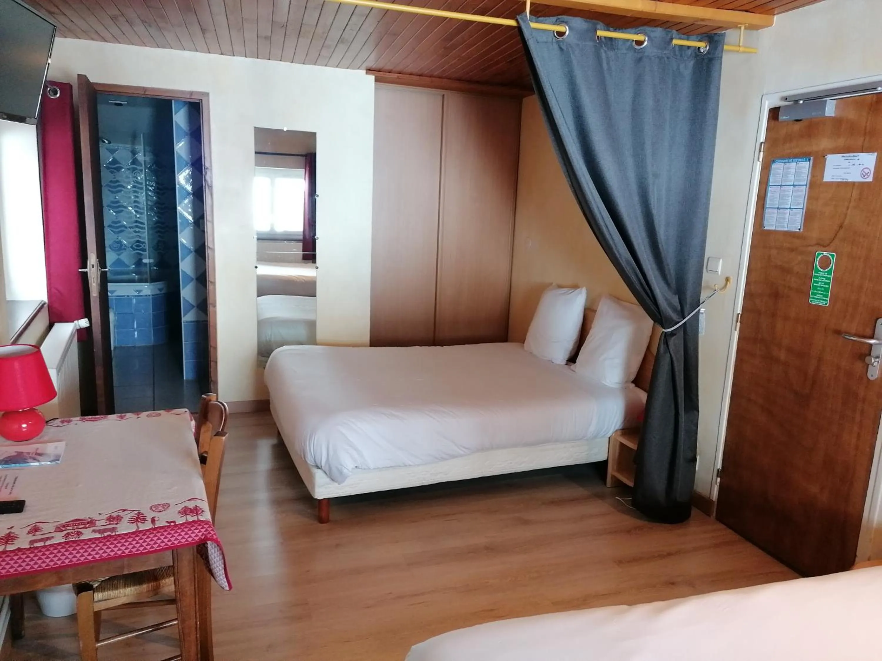 Photo of the whole room, Bed in Hôtel Le Lievre Blanc