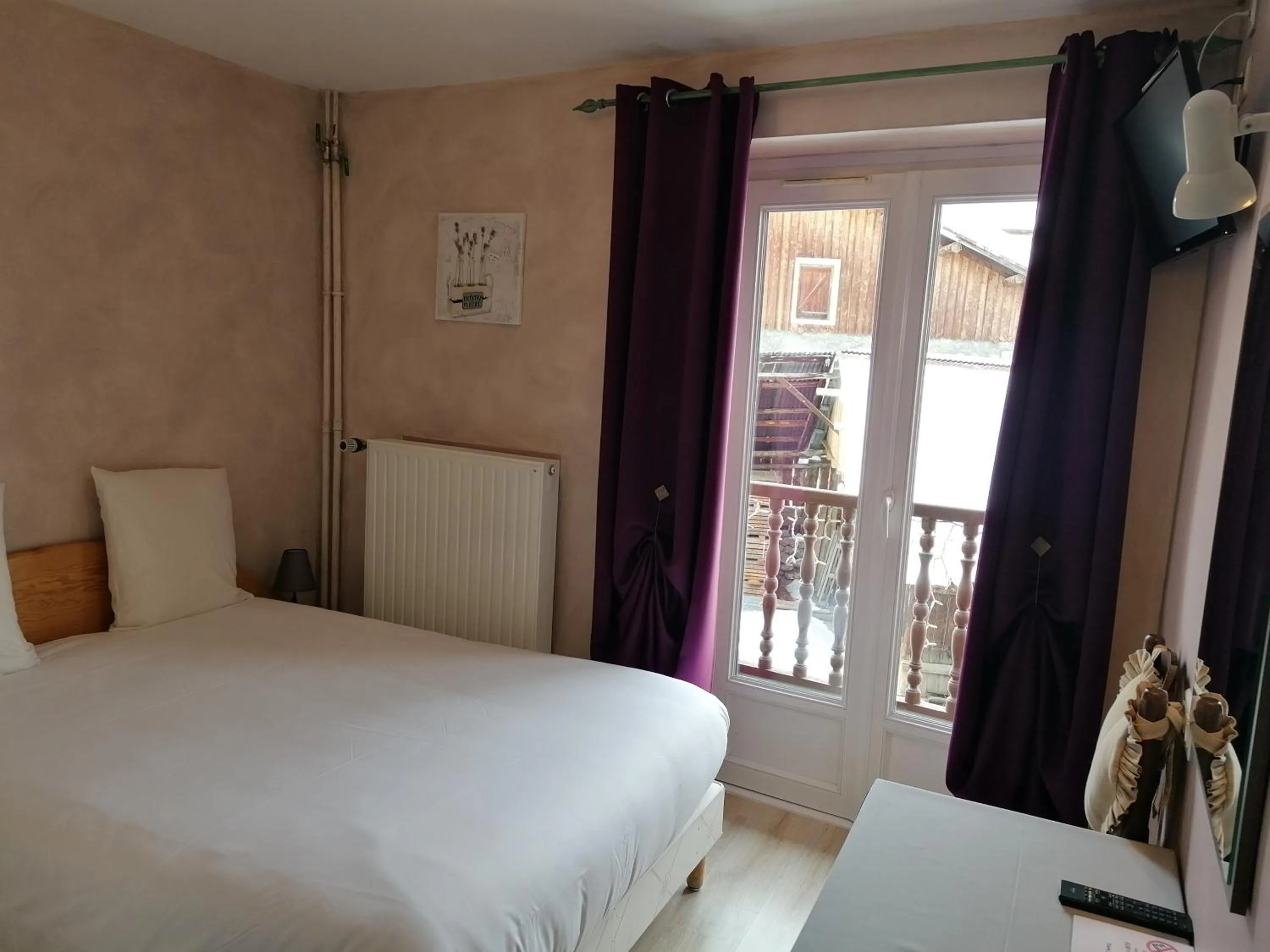 Bedroom, Bed in Hôtel Le Lievre Blanc