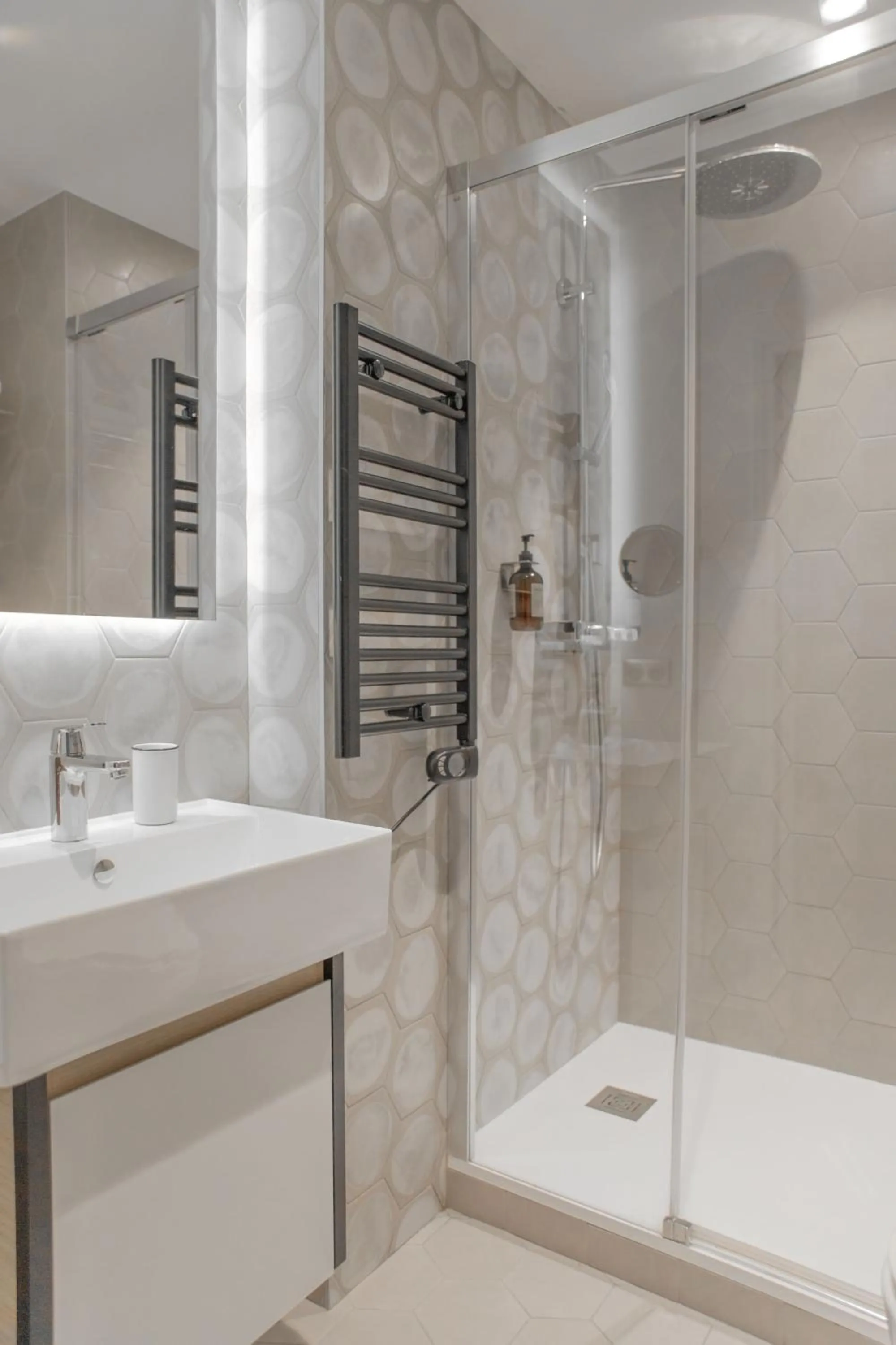 Shower in Hotel Leev Victoire & Spa