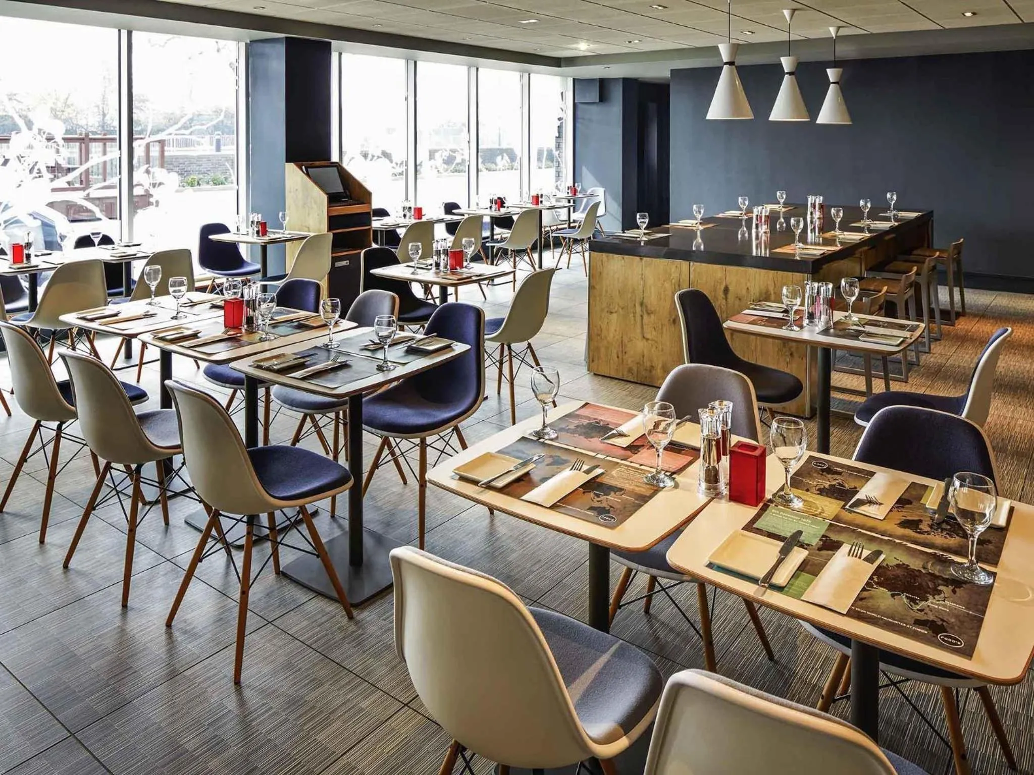 Restaurant/places to eat in ibis London Heathrow Airport
