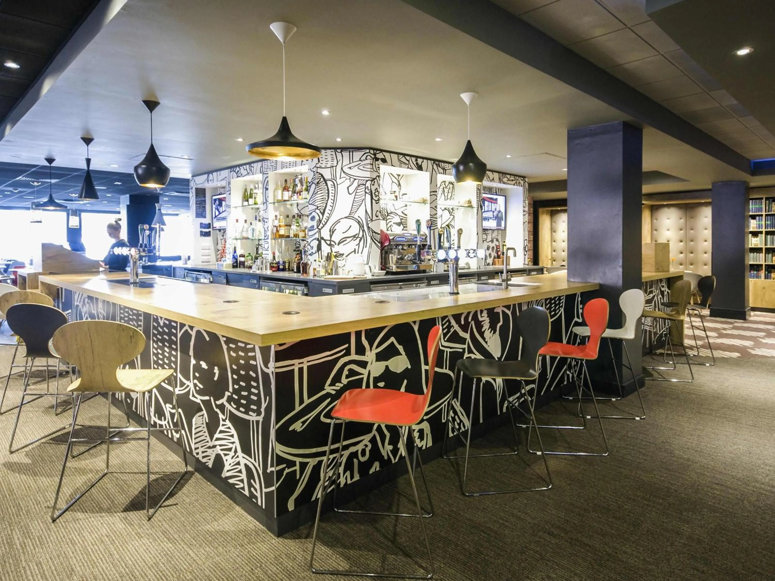 Restaurant/places to eat in ibis London Heathrow Airport