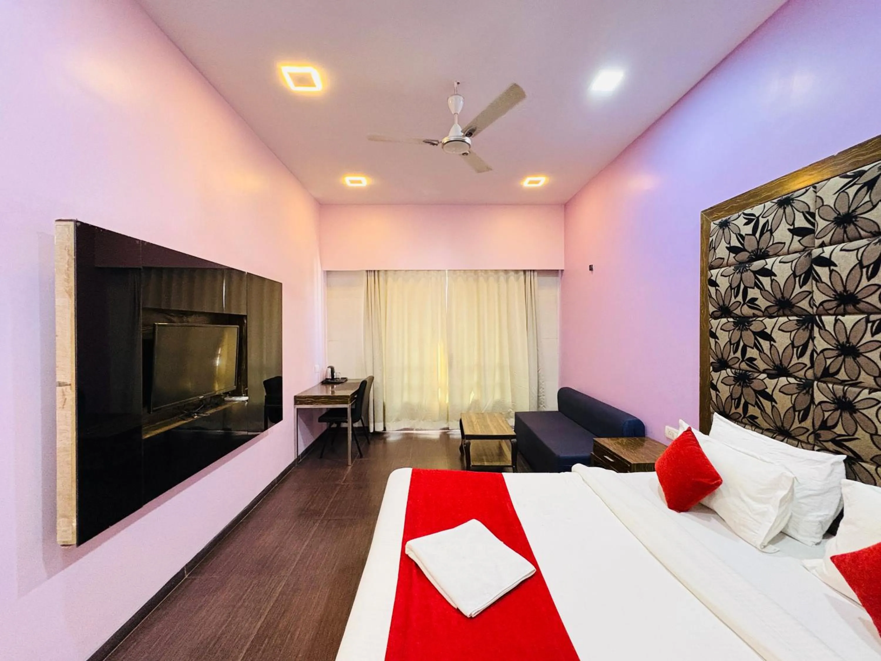 TV and multimedia, Bed in Hotel Lalit inn Lonavala