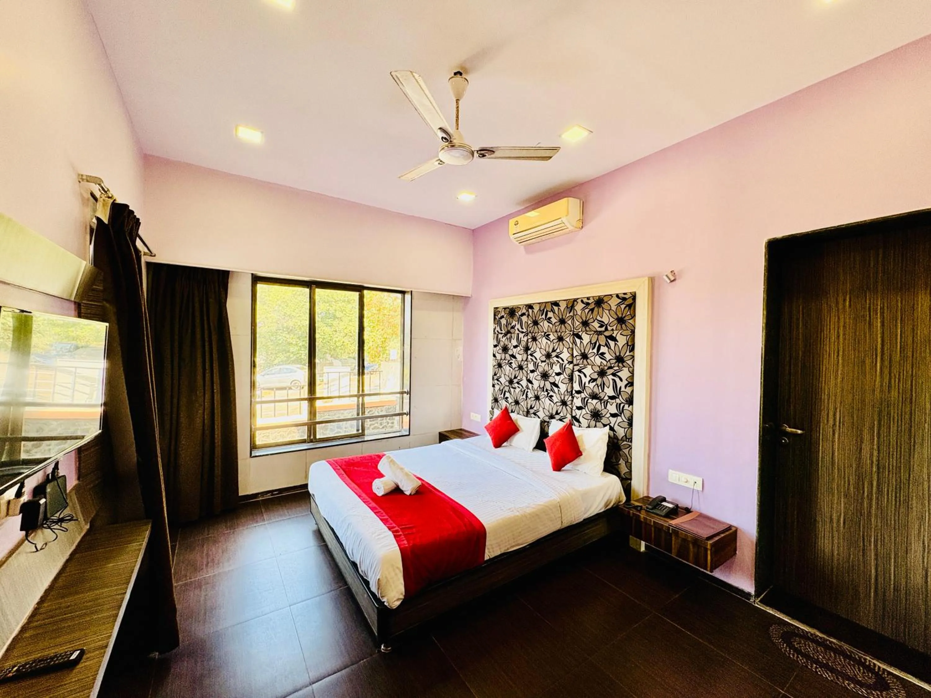 TV and multimedia, Bed in Hotel Lalit inn Lonavala