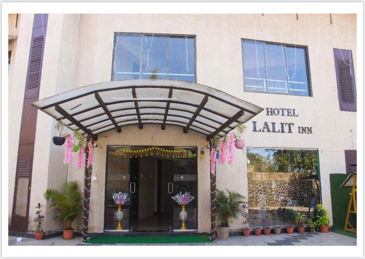 Facade/entrance in Hotel Lalit inn Lonavala