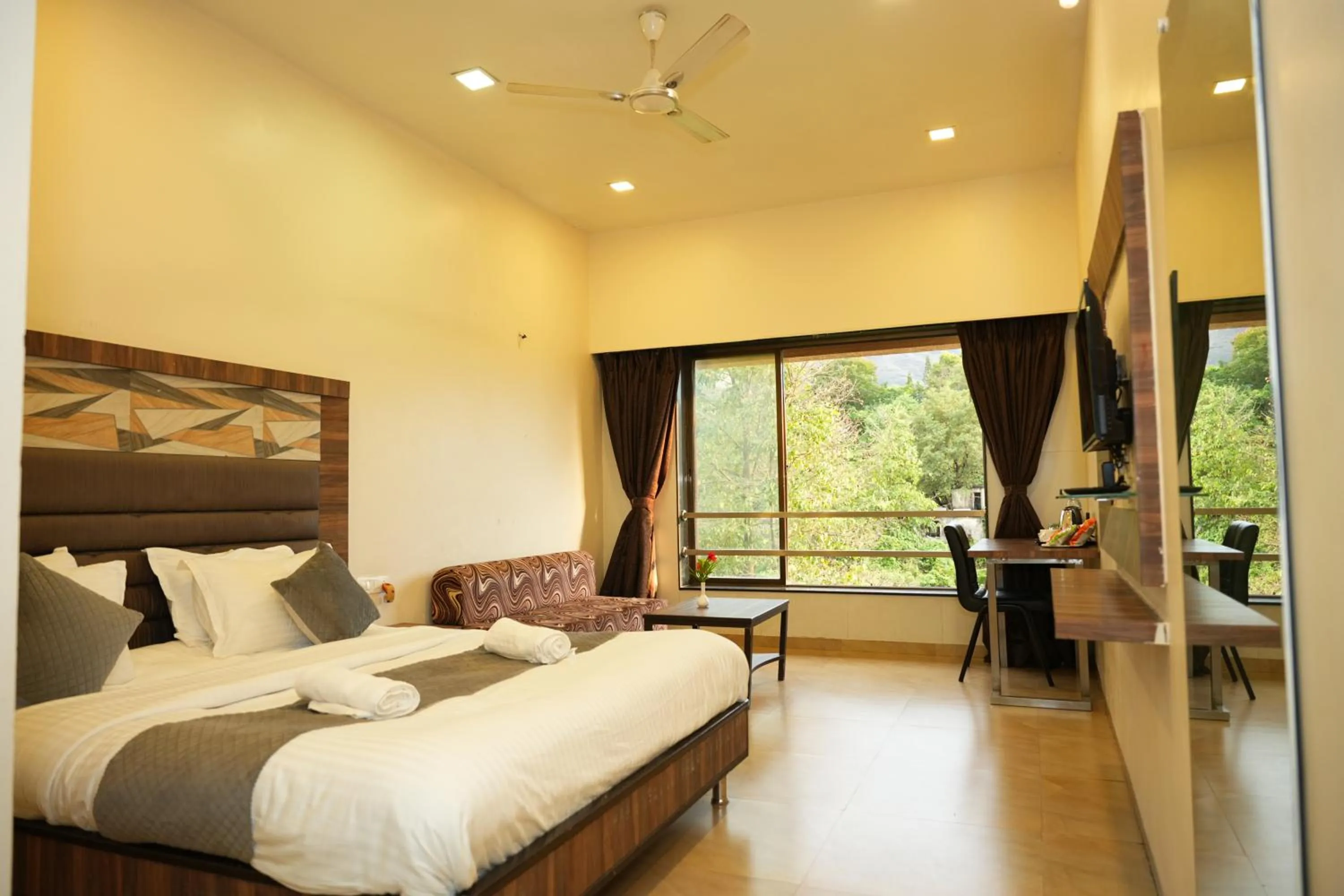 Bed in Hotel Lalit inn Lonavala