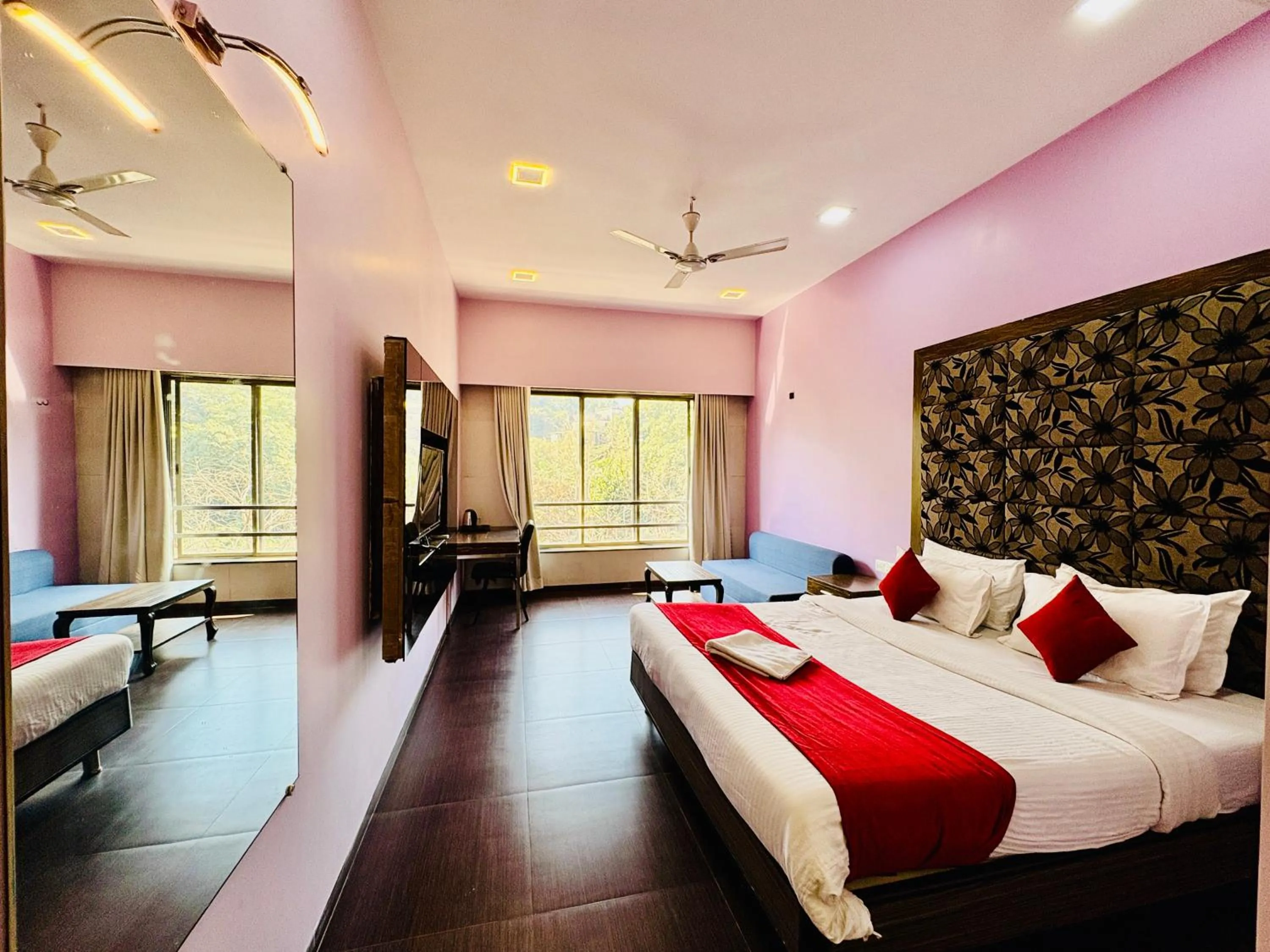 Bed in Hotel Lalit inn Lonavala