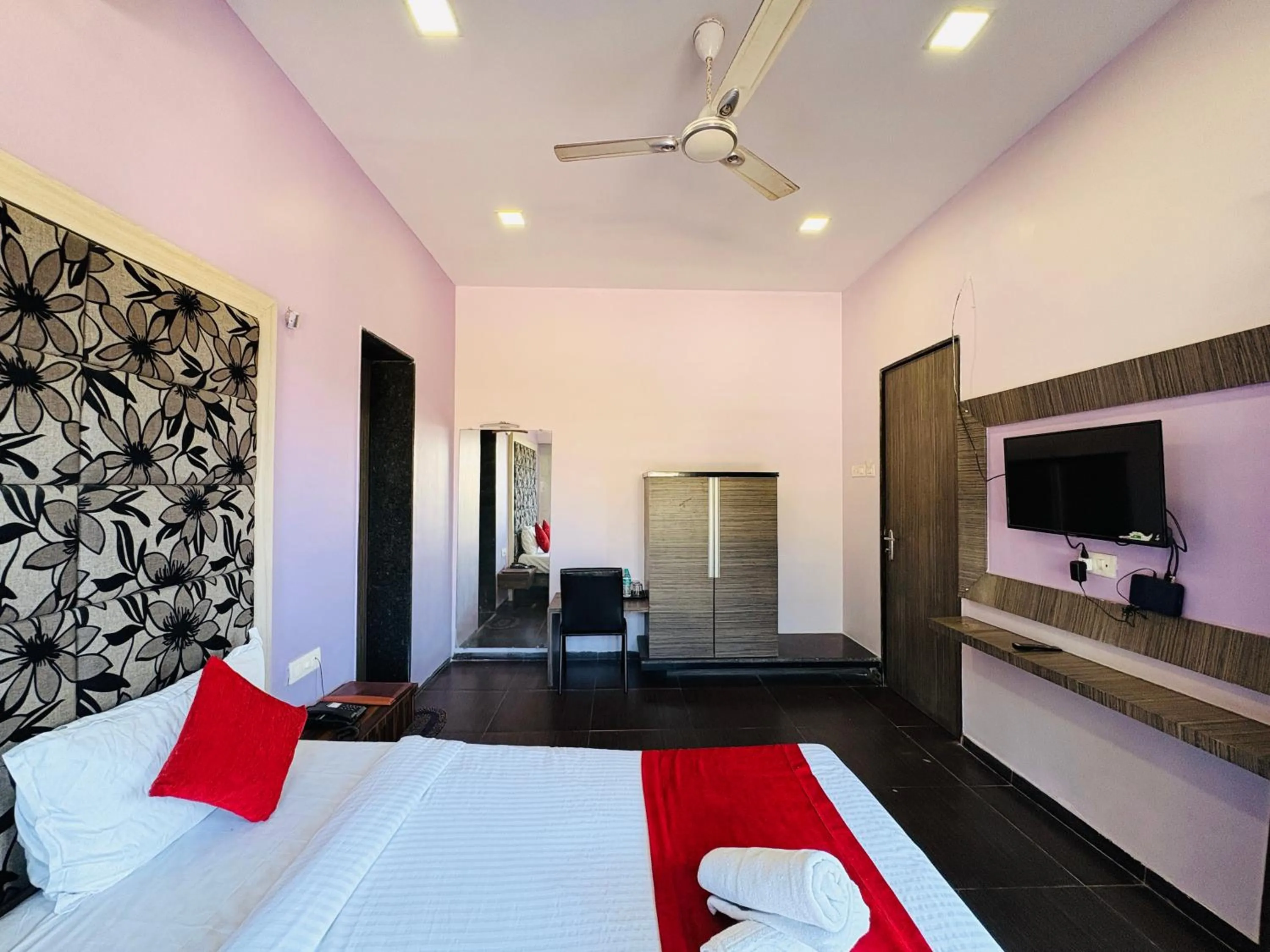 Bed in Hotel Lalit inn Lonavala