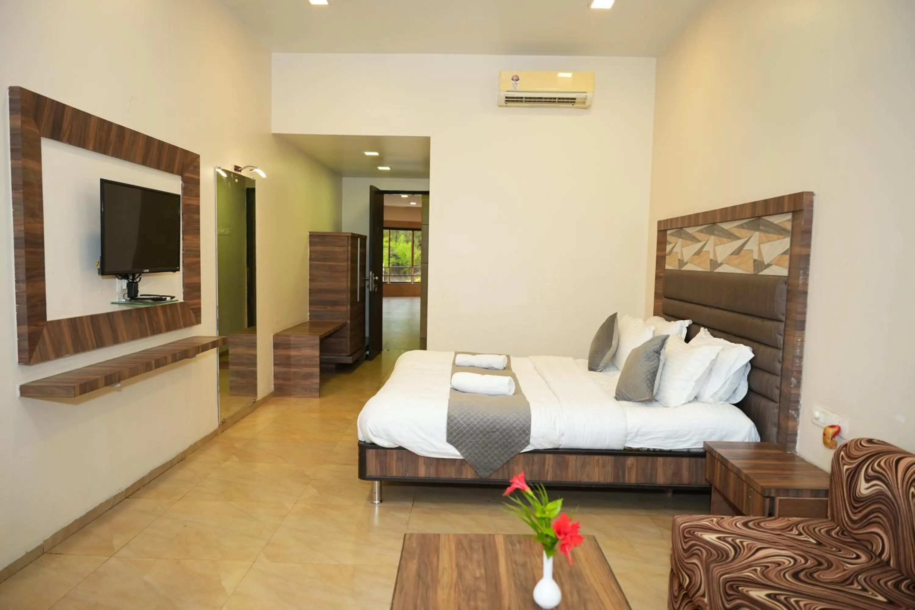 Bedroom, Bed in Hotel Lalit inn Lonavala