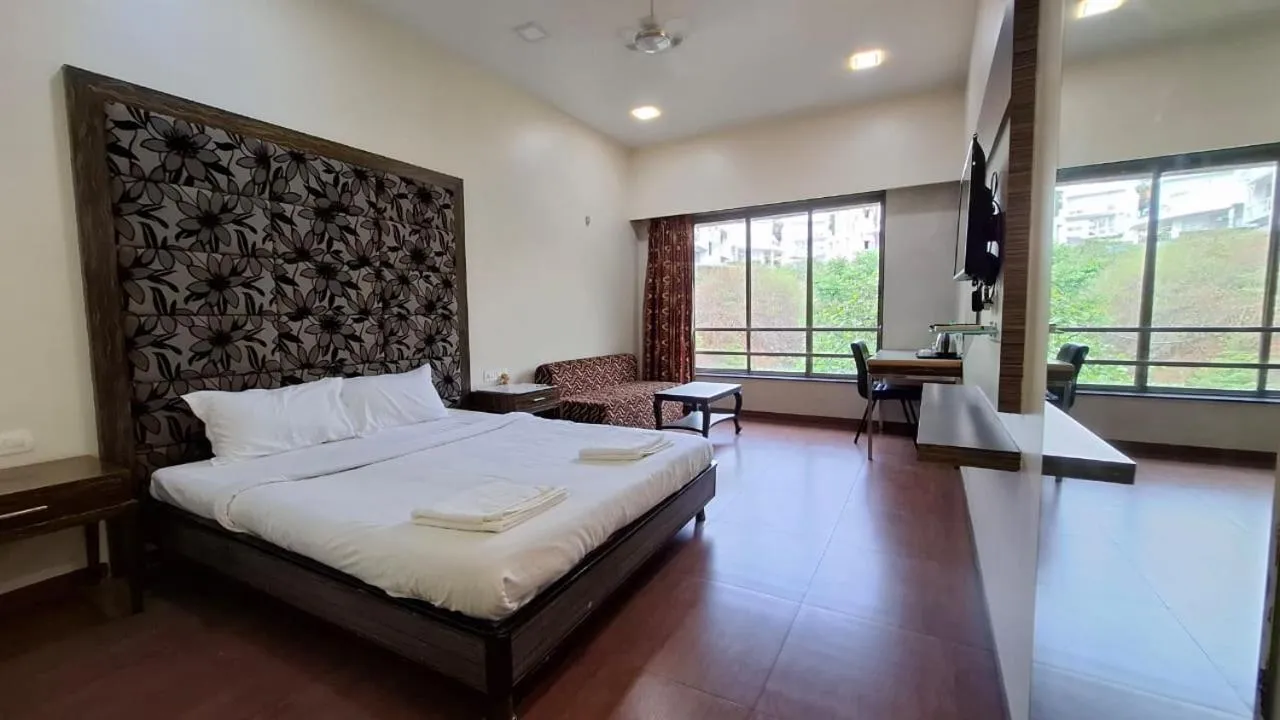 Photo of the whole room, Bed in Hotel Lalit inn Lonavala