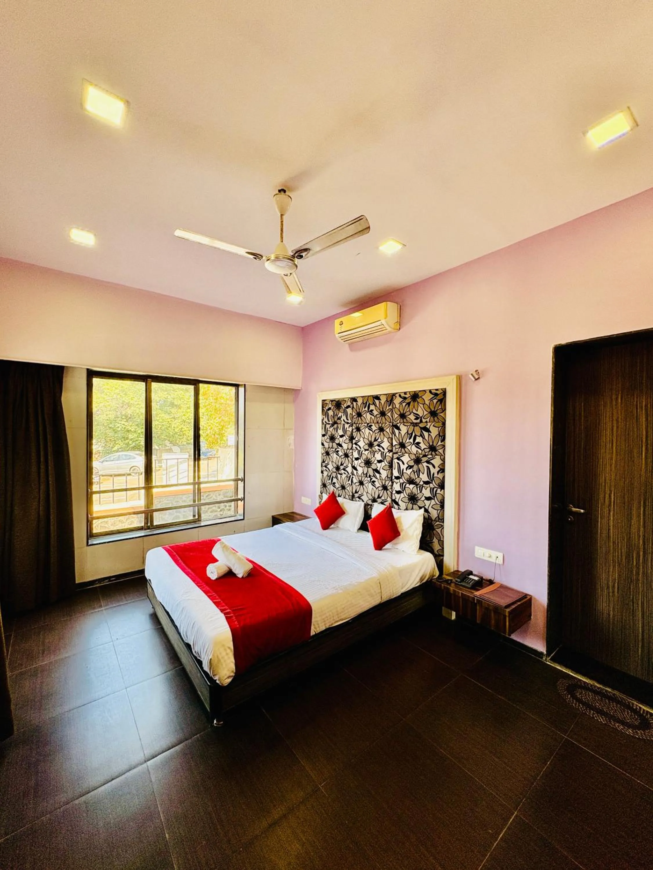 Bed in Hotel Lalit inn Lonavala