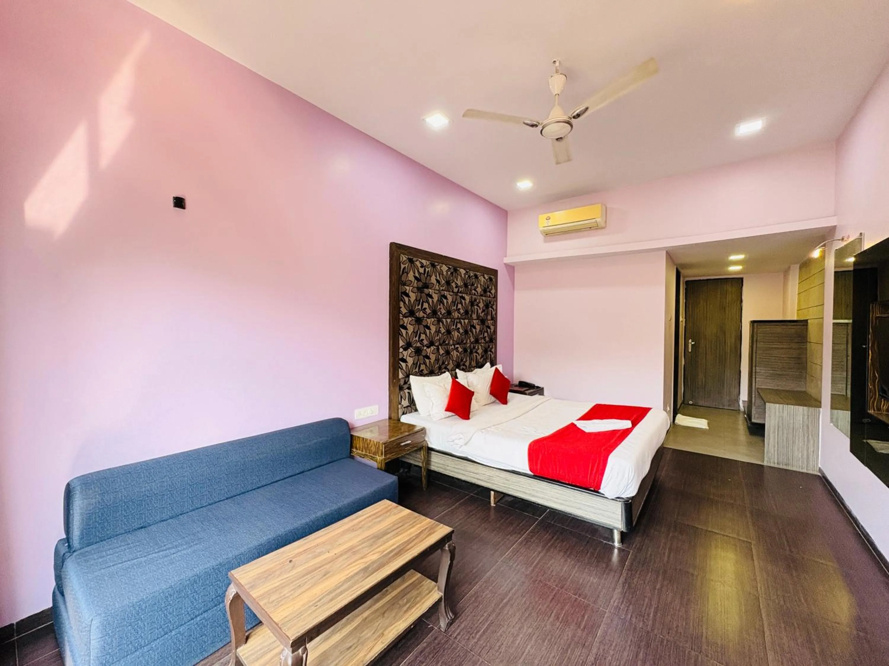 Bed in Hotel Lalit inn Lonavala