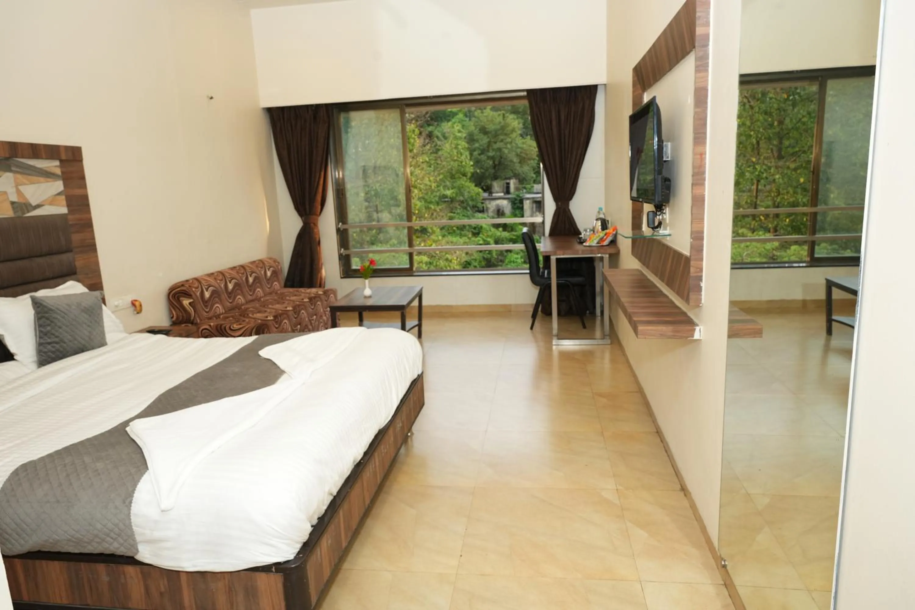 Bedroom, Bed in Hotel Lalit inn Lonavala