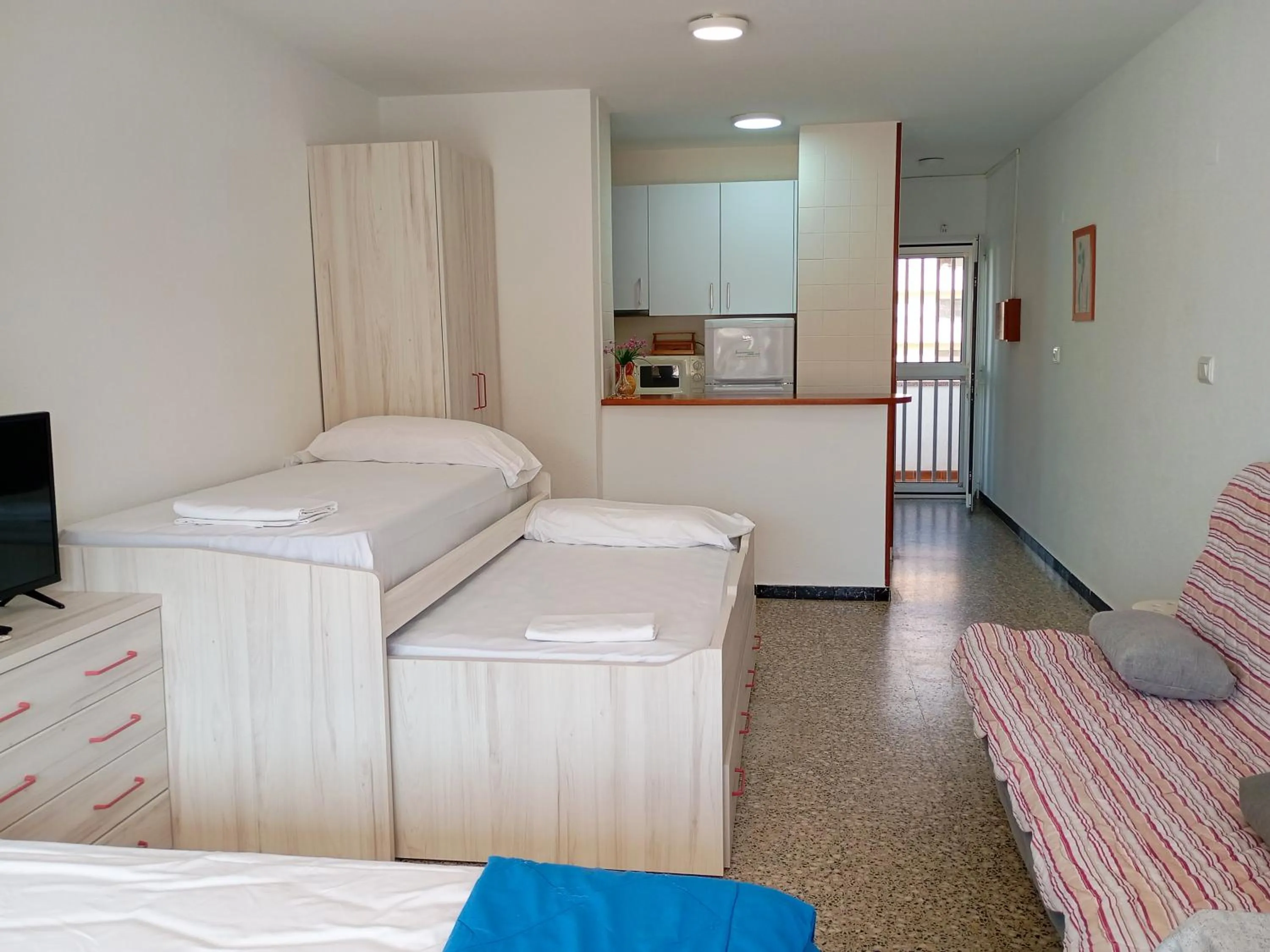 Living room, Bed in Apartamentos Voramar Peñíscola 3000