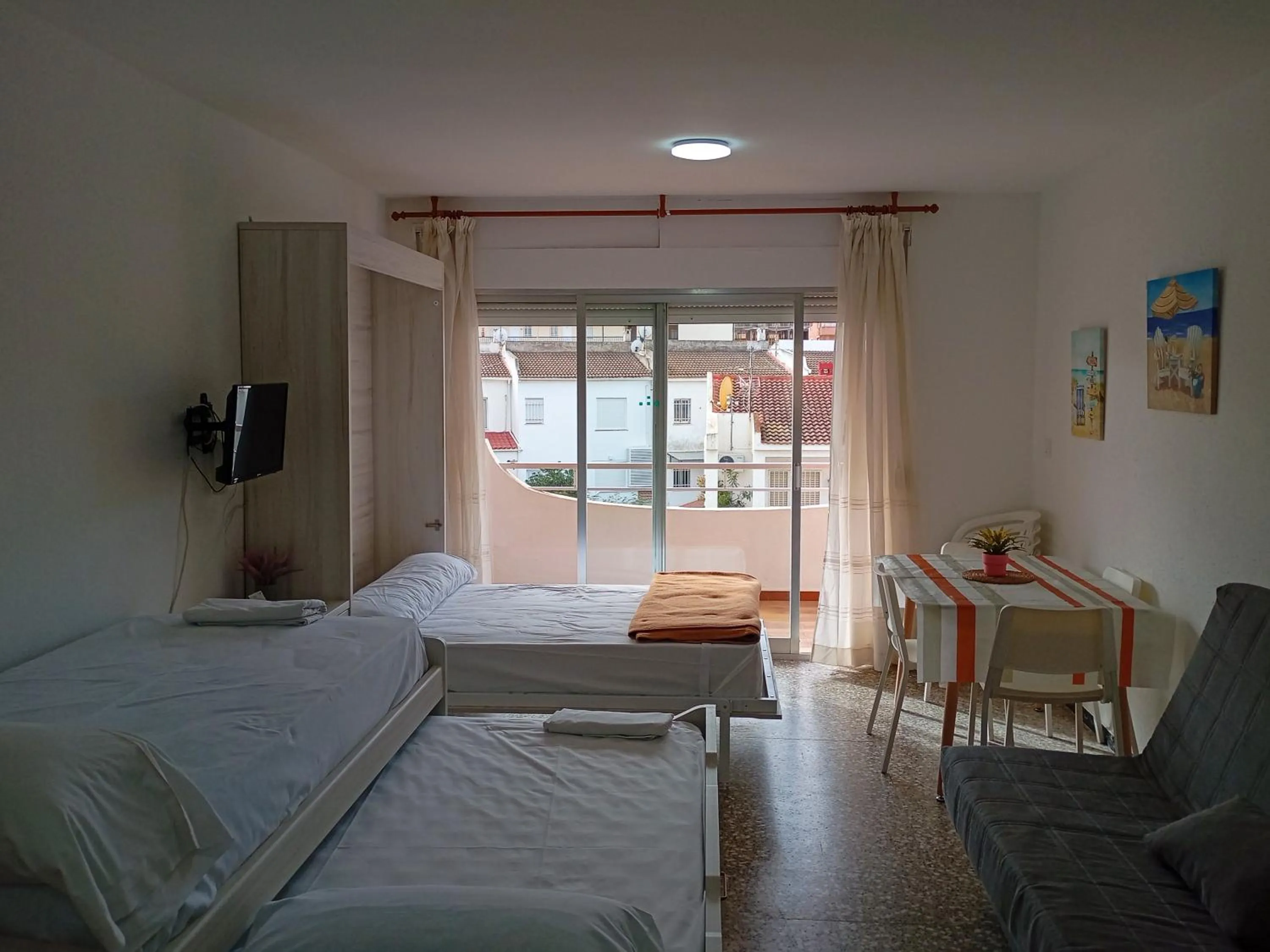 Living room, Bed in Apartamentos Voramar Peñíscola 3000