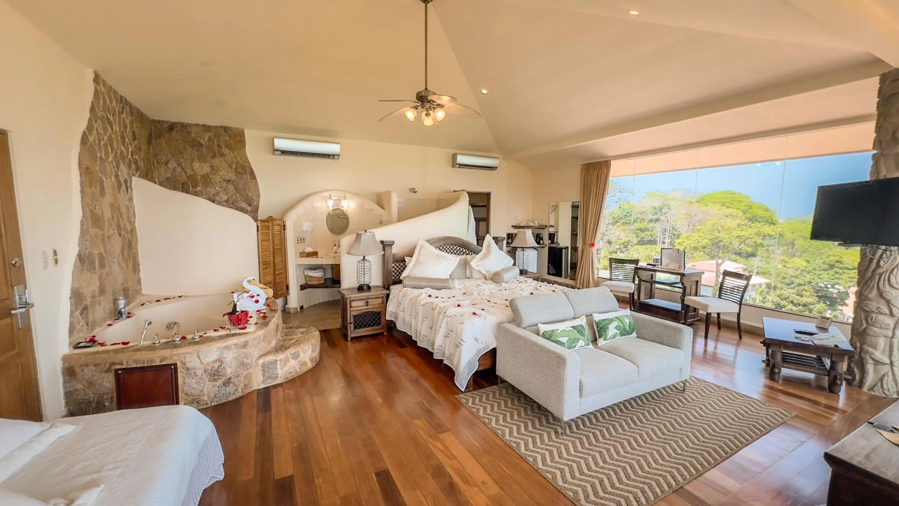 Photo of the whole room, Bed in Issimo Suites (Adults Only)