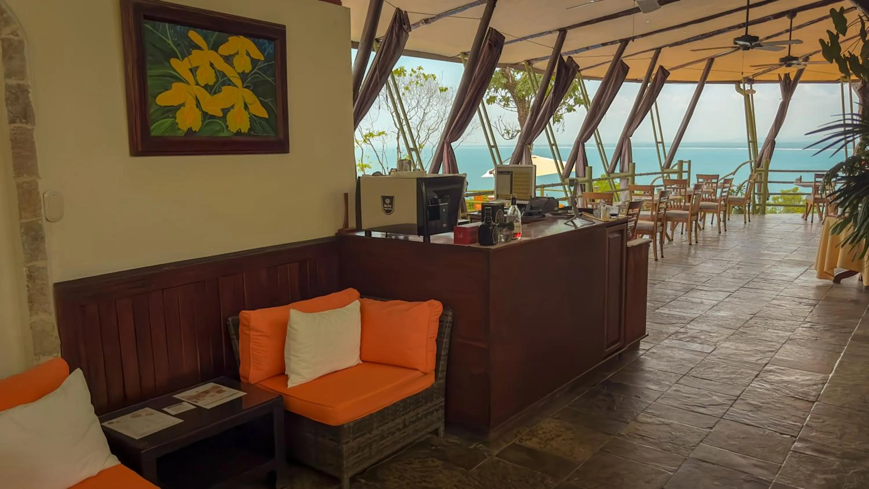 Restaurant/places to eat in Issimo Suites (Adults Only)