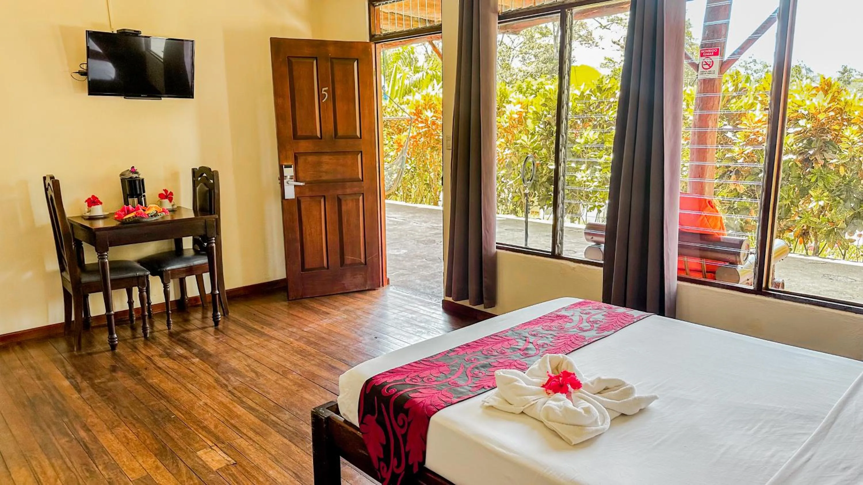 Bed in Tabulia Tree Hotel and Villas