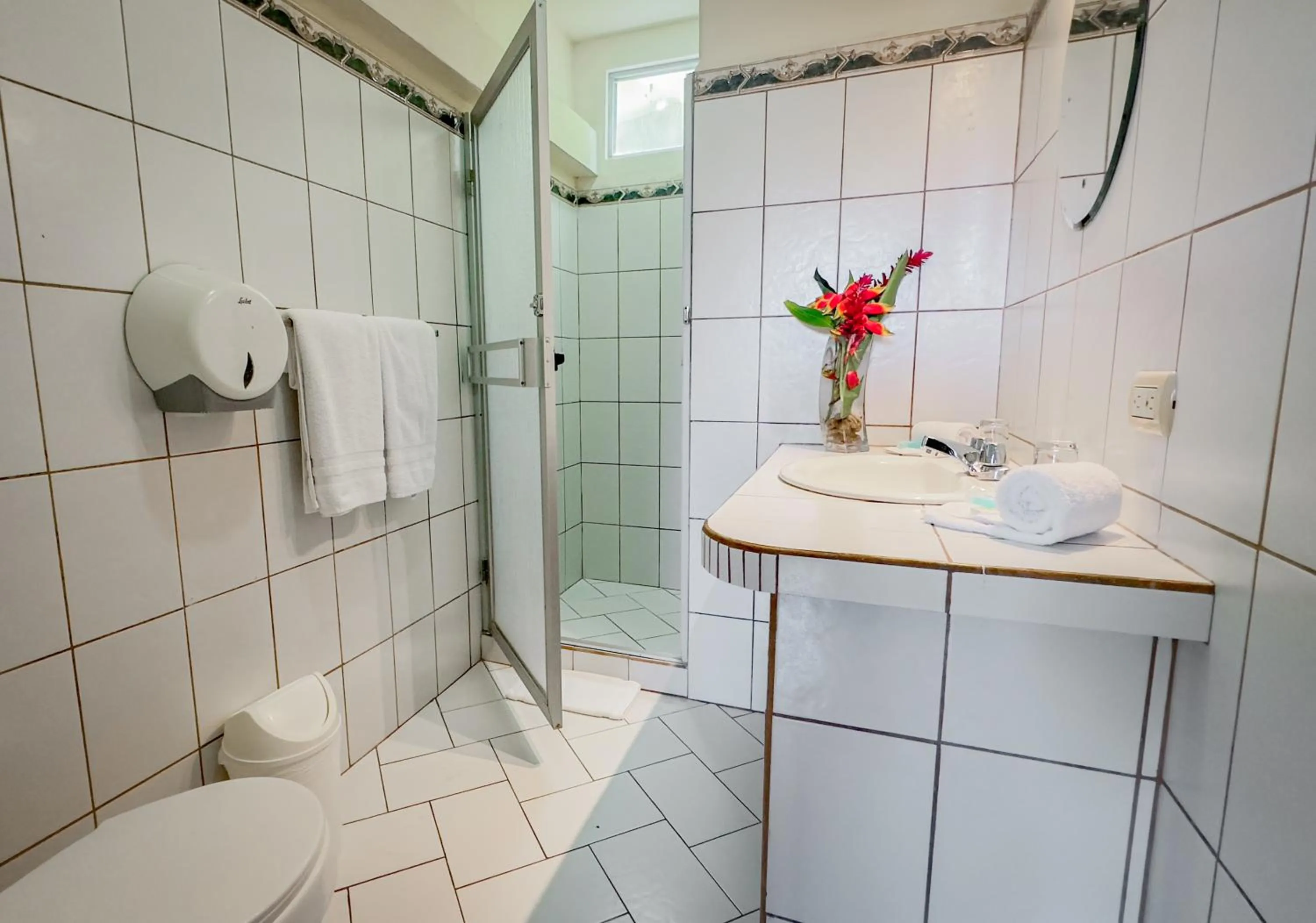 Shower in Tabulia Tree Hotel and Villas