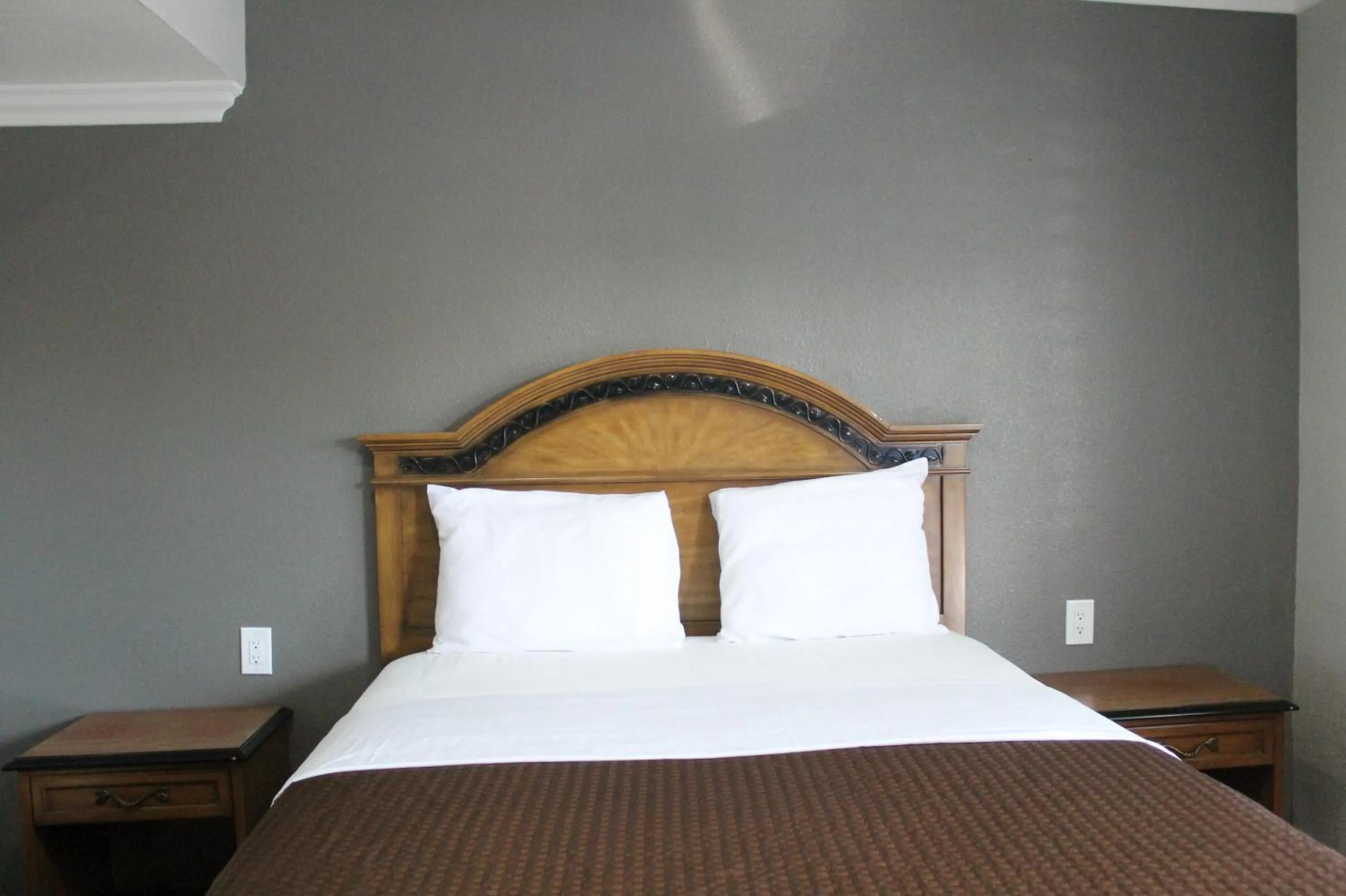 Bed in Town House Motel