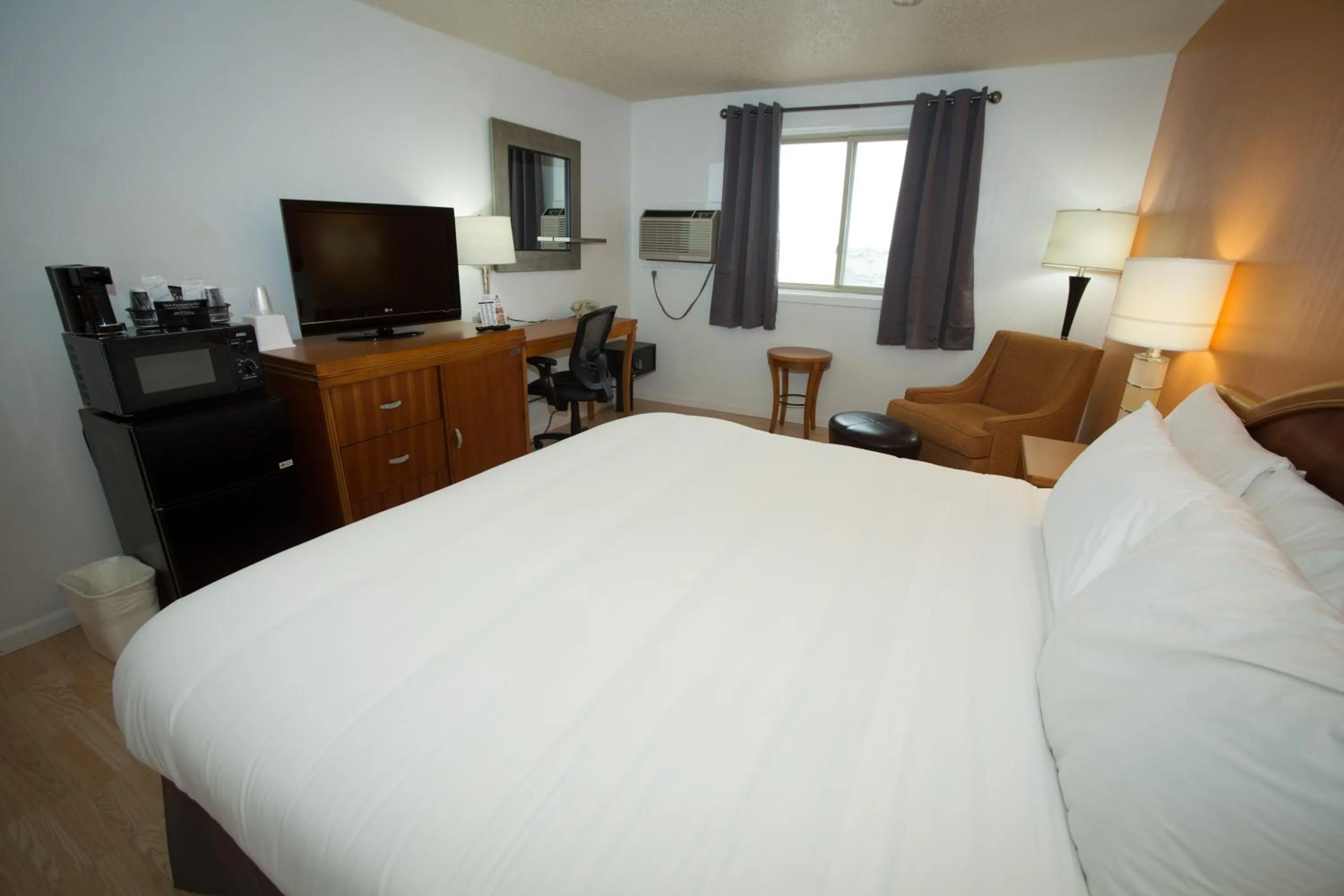 Photo of the whole room, Bed in Econo Lodge Alliance