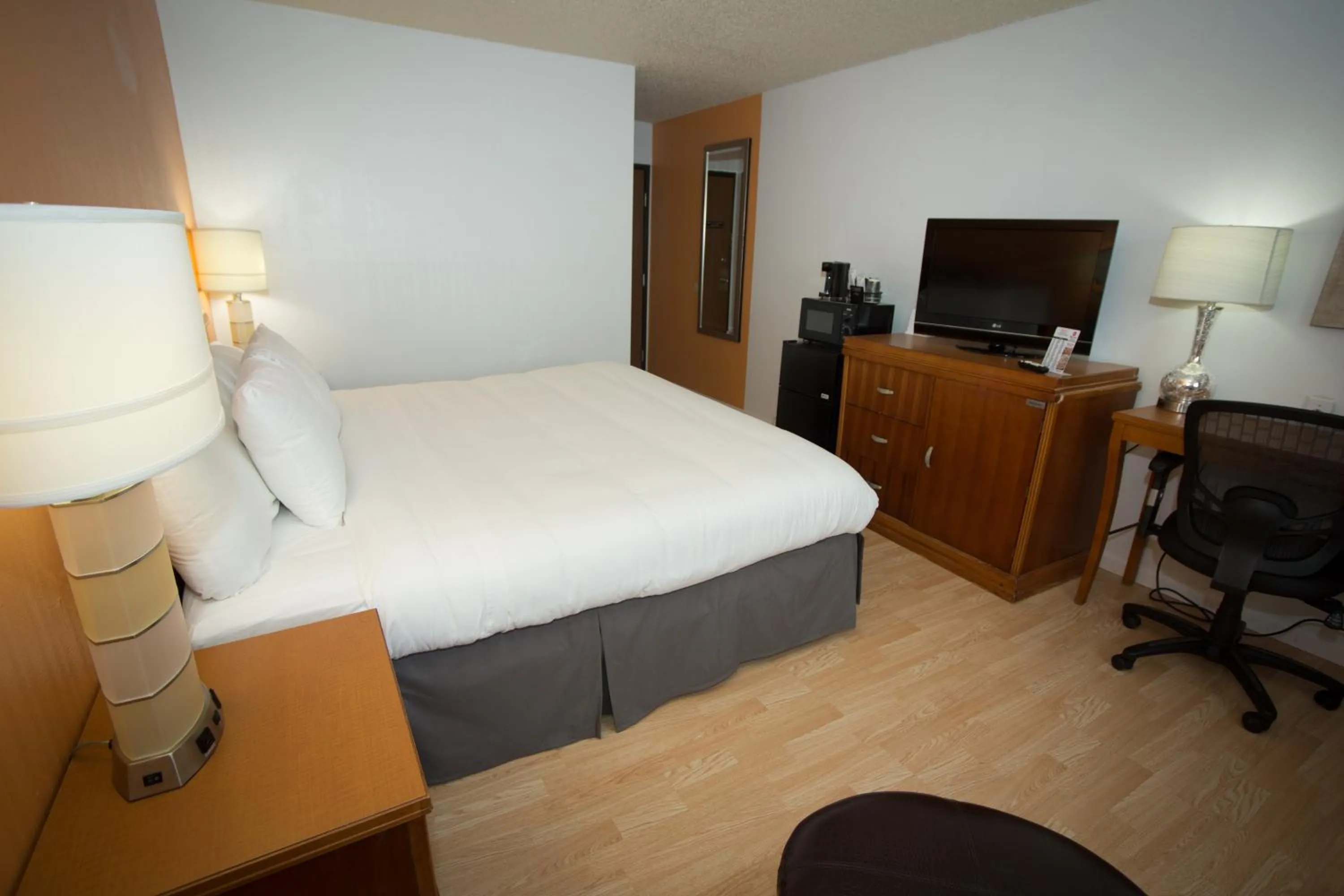 Photo of the whole room, Bed in Econo Lodge Alliance