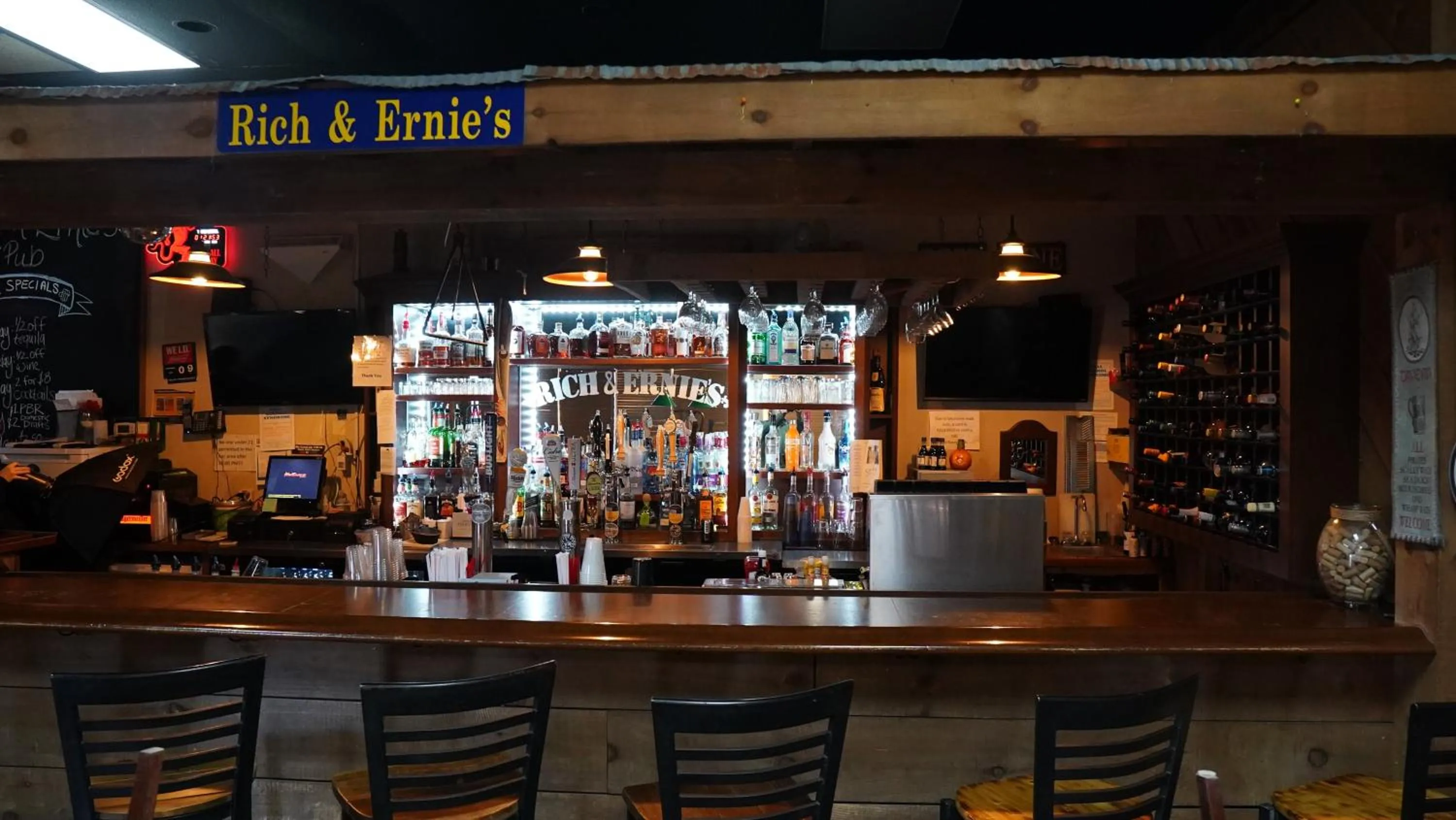 Restaurant/places to eat in Skyline Lodge