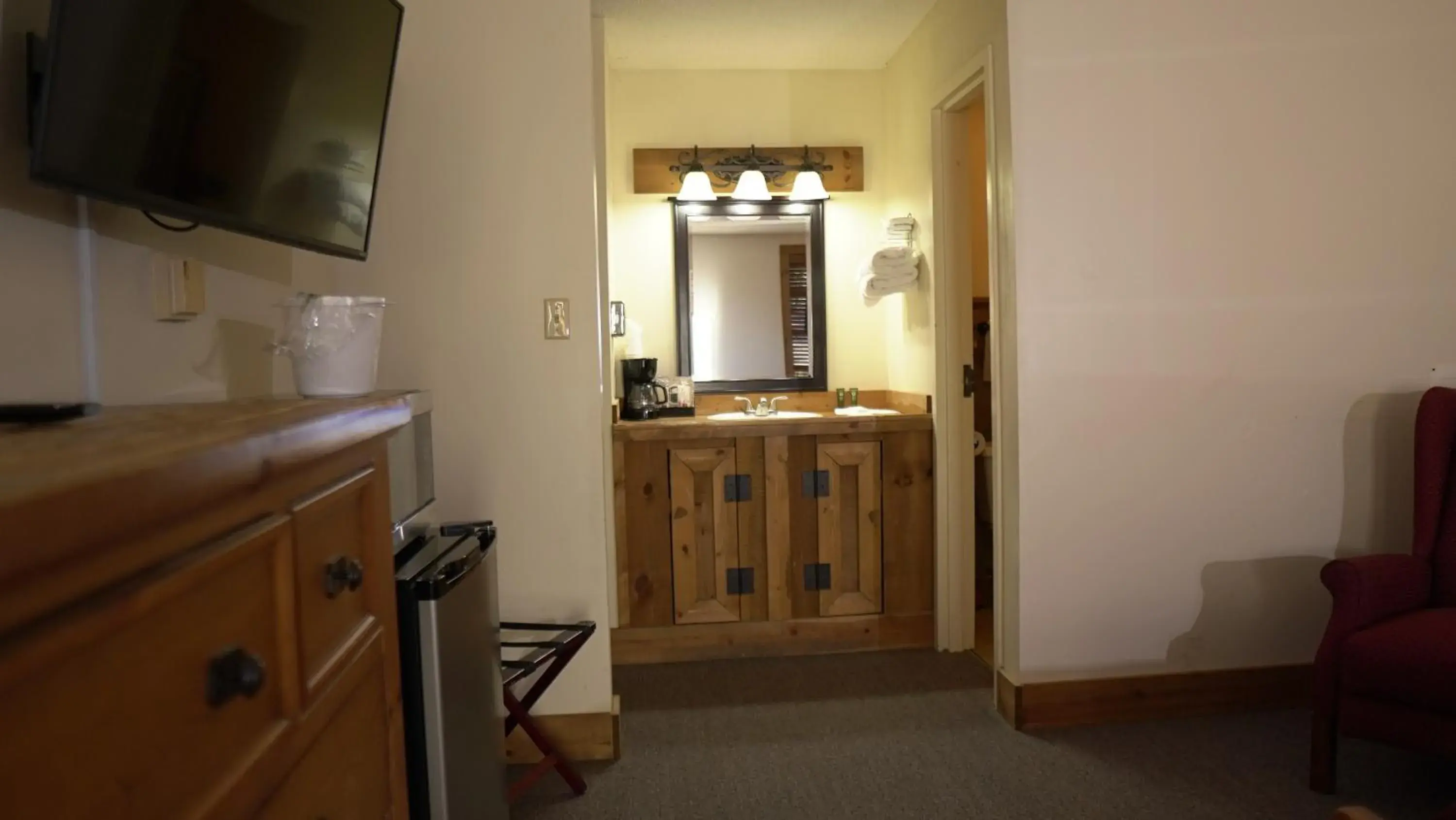 King Room with Lake View in Skyline Lodge King Room with Lake View in Skyline Lodge